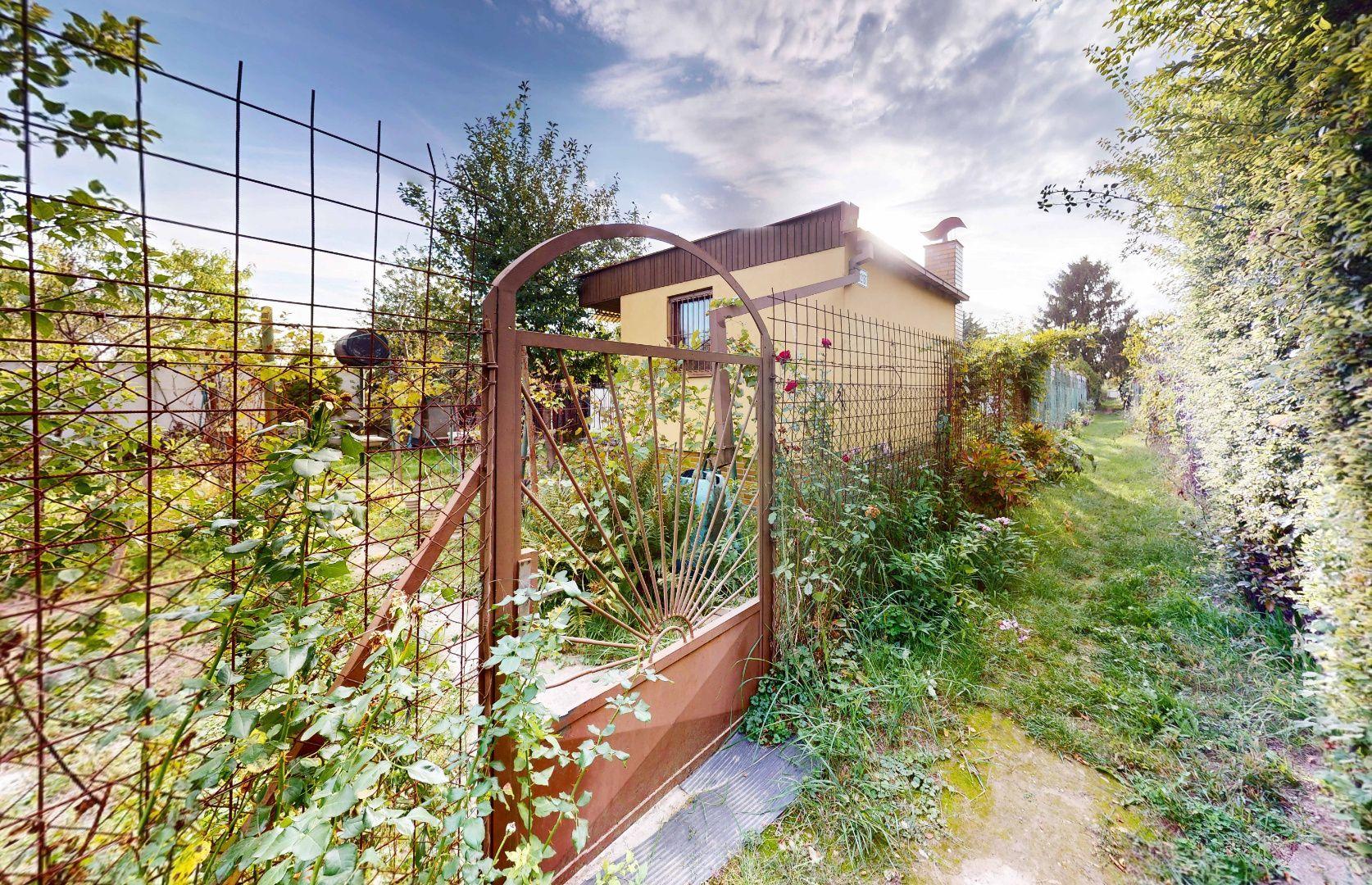 Krásna záhrada so zachovalou chatkou na Závodnej ulici, v cene zahrnutá provízia RK.