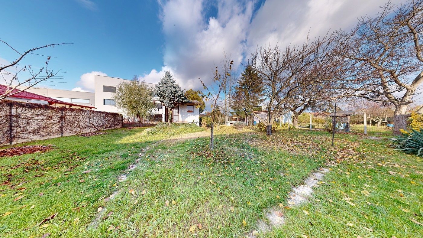 Záhrada so záhradnou chatkou na začiatku Podunajských Biskupíc ul. Svornosti