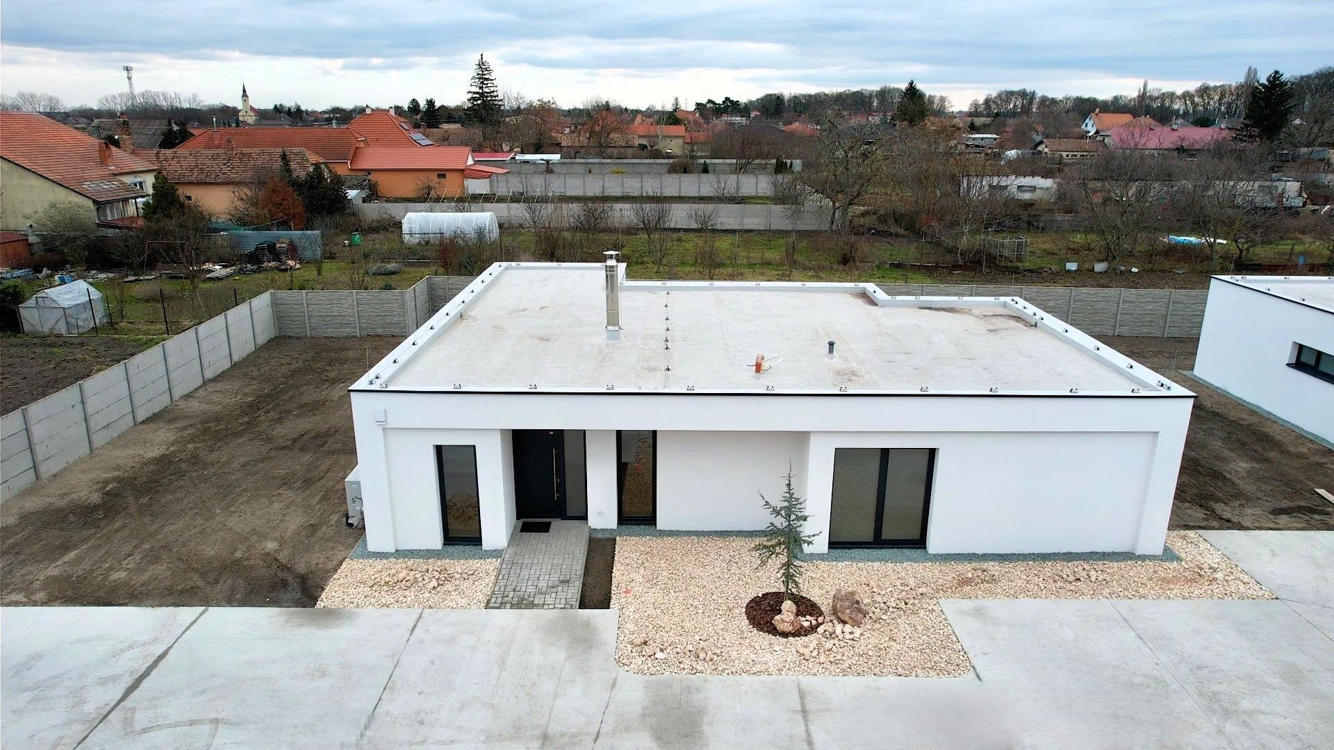 NOVOSTAVBA | Moderný a nízkoenergetický samostatne stojaci rodinný dom na súkromnej ulici