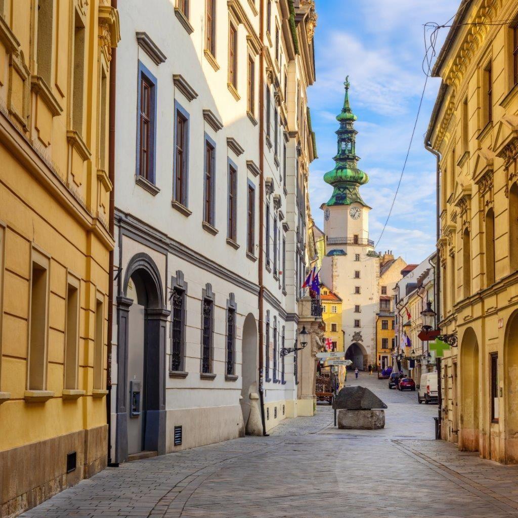 V  neverejnej ponuke disponujeme viacerými lukratívnymi nehnuteľnosťami v prestížnej lokalite Palisády, Staré Mesto a Koliba.