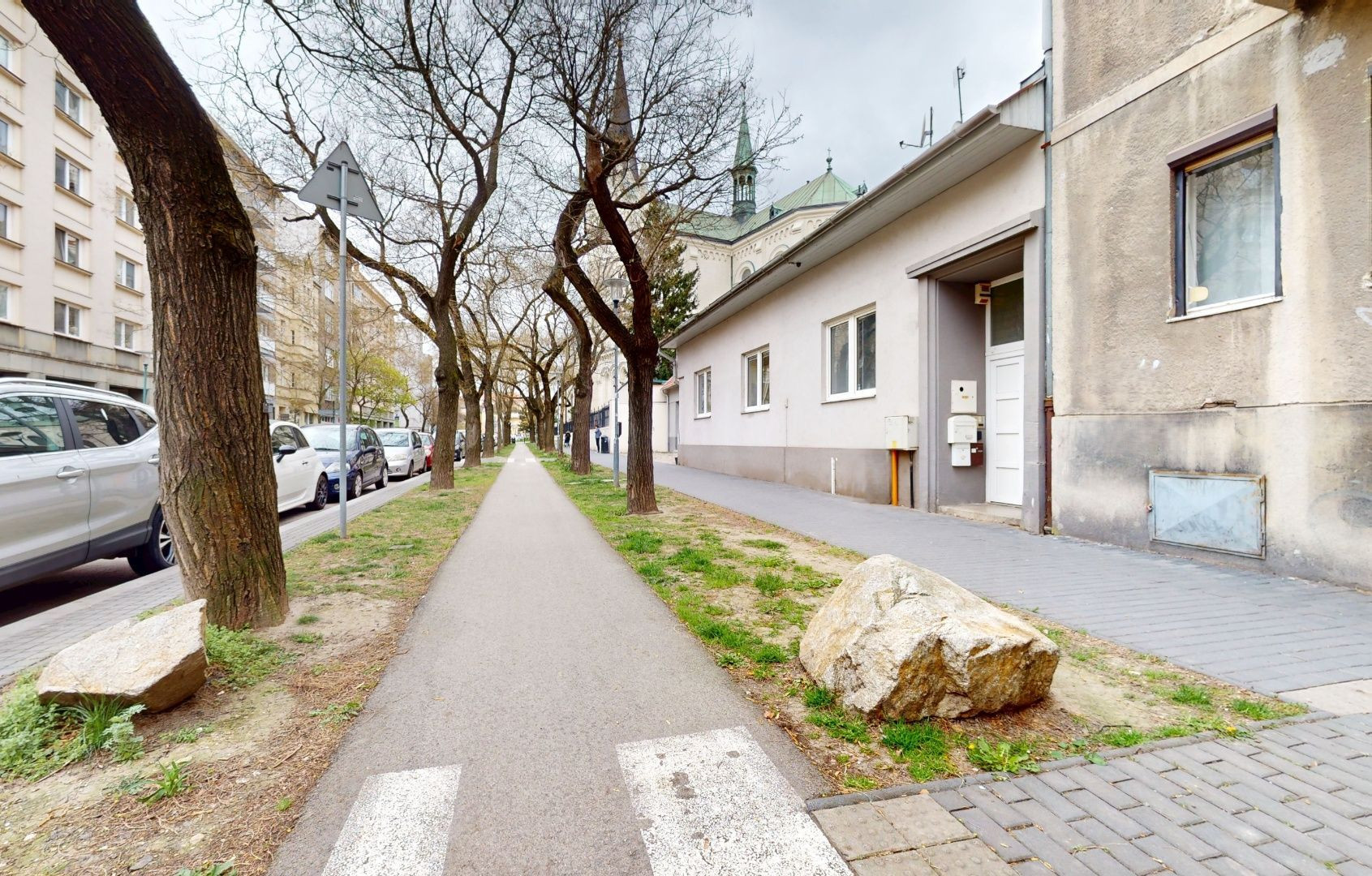 BUDOVA S POZEMKOM STARÉ MESTO, BLUMENTÁLSKA UL.