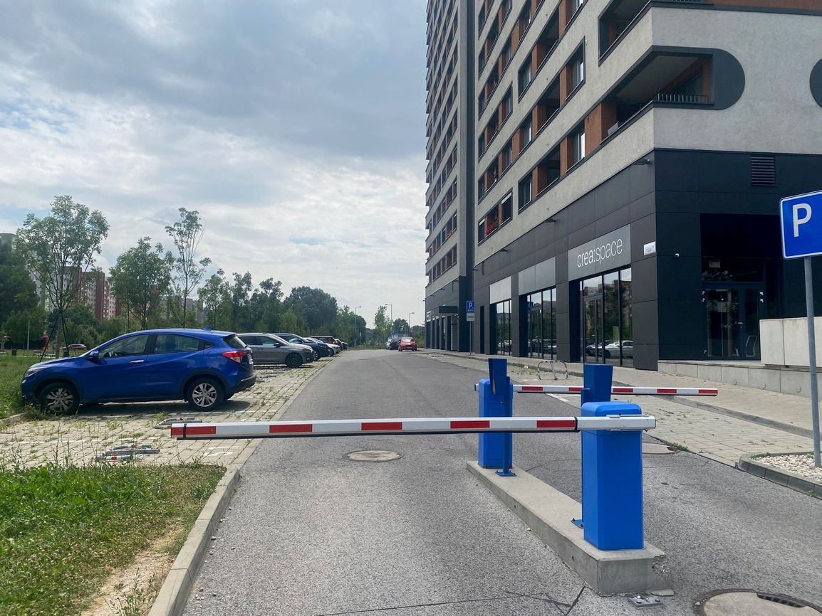 PREDAJ VONKAJŠIEHO PARKOVACIEHO MIESTA, NOVOSTAVBA FUXOVA, BOSÁKOVA UL.