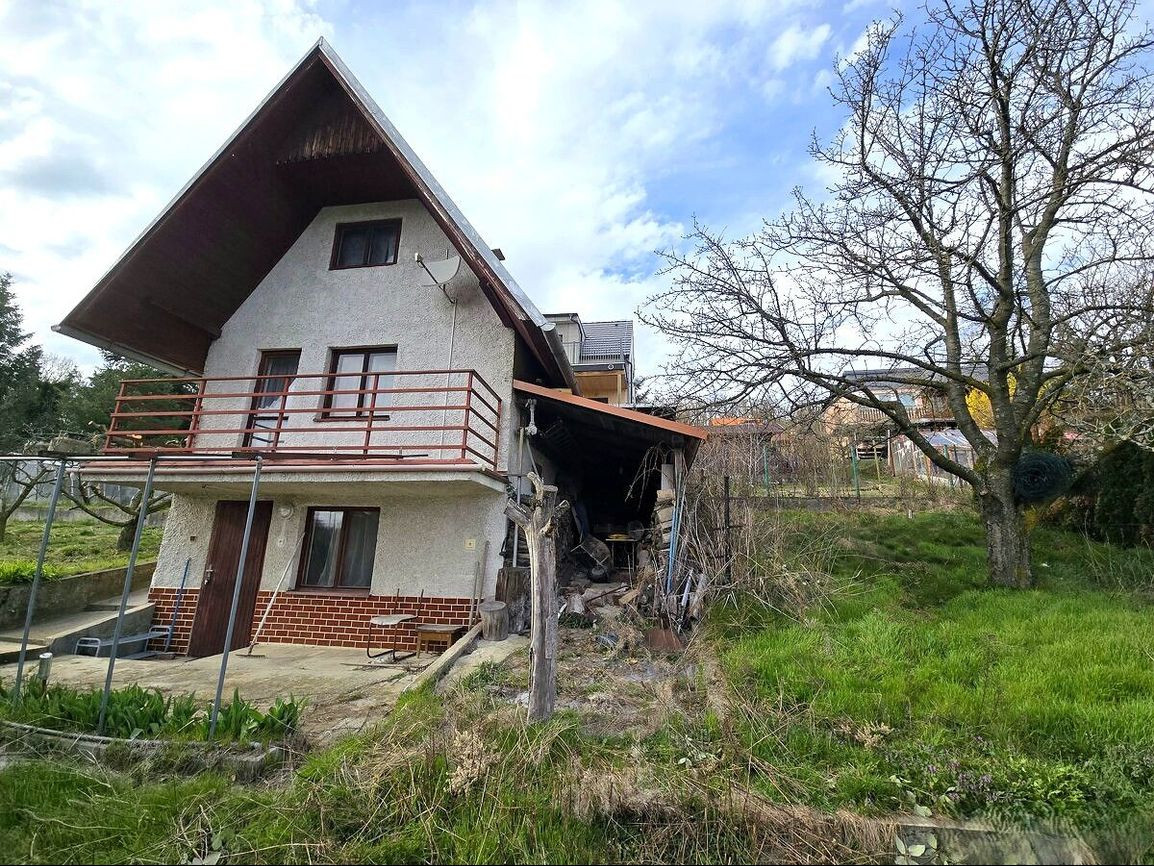 Na predaj murovaná trojpodlažná chata s pozemkom a výhľadom – Rača – Kopanice