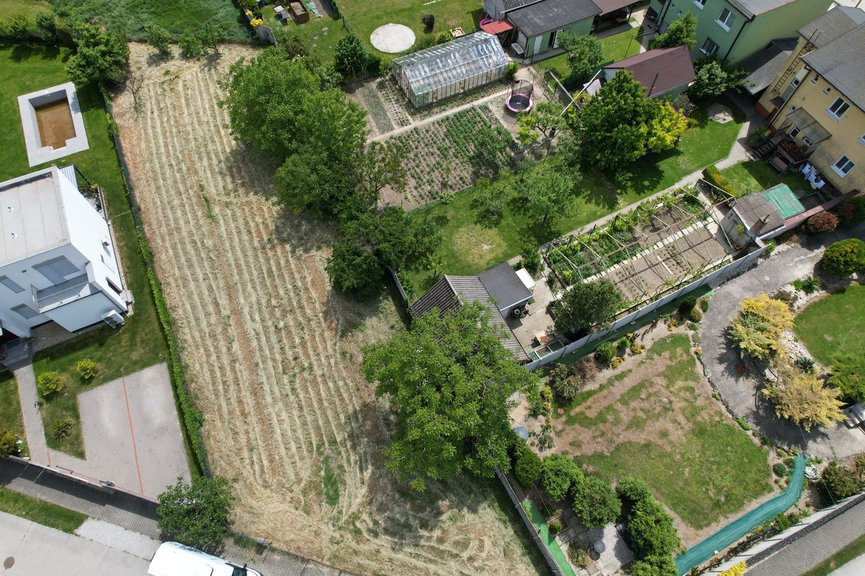 Stavebný pozemok v centre obce Dunajská Lužná
