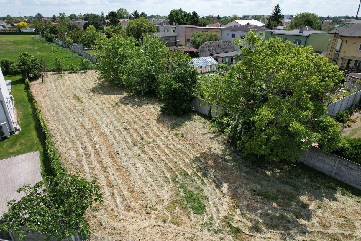 Stavebný pozemok v centre obce Dunajská Lužná