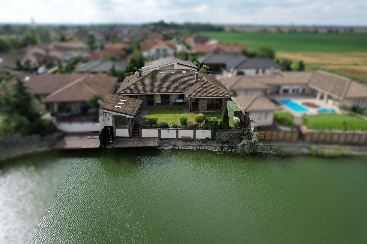 Predaj rodinný dom pri jazere so súkromnou plážou v obci Reca, okres Senec