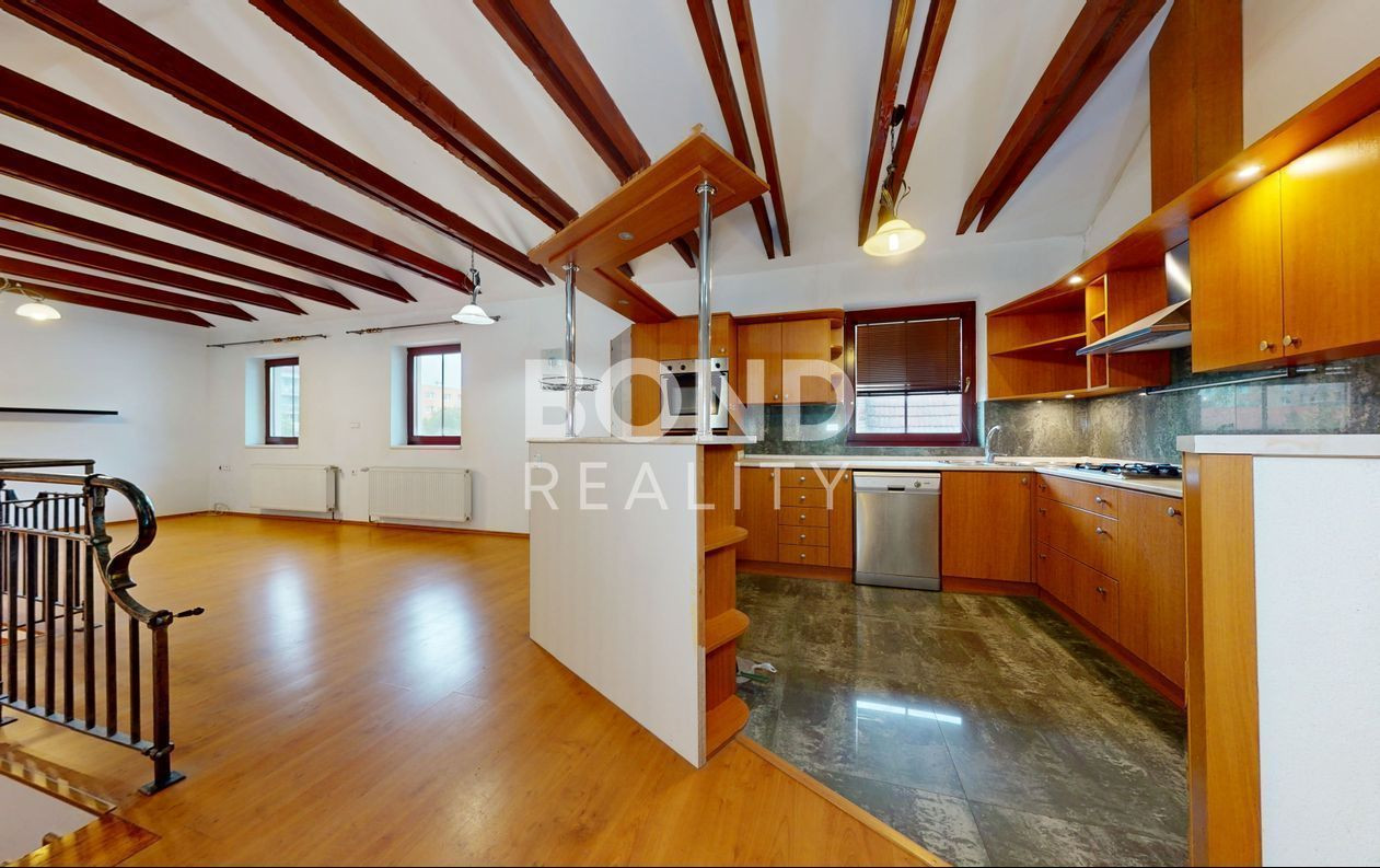 Priestranný rodinný dom s dvoma bytovými jednotkami vo Vajnoroch