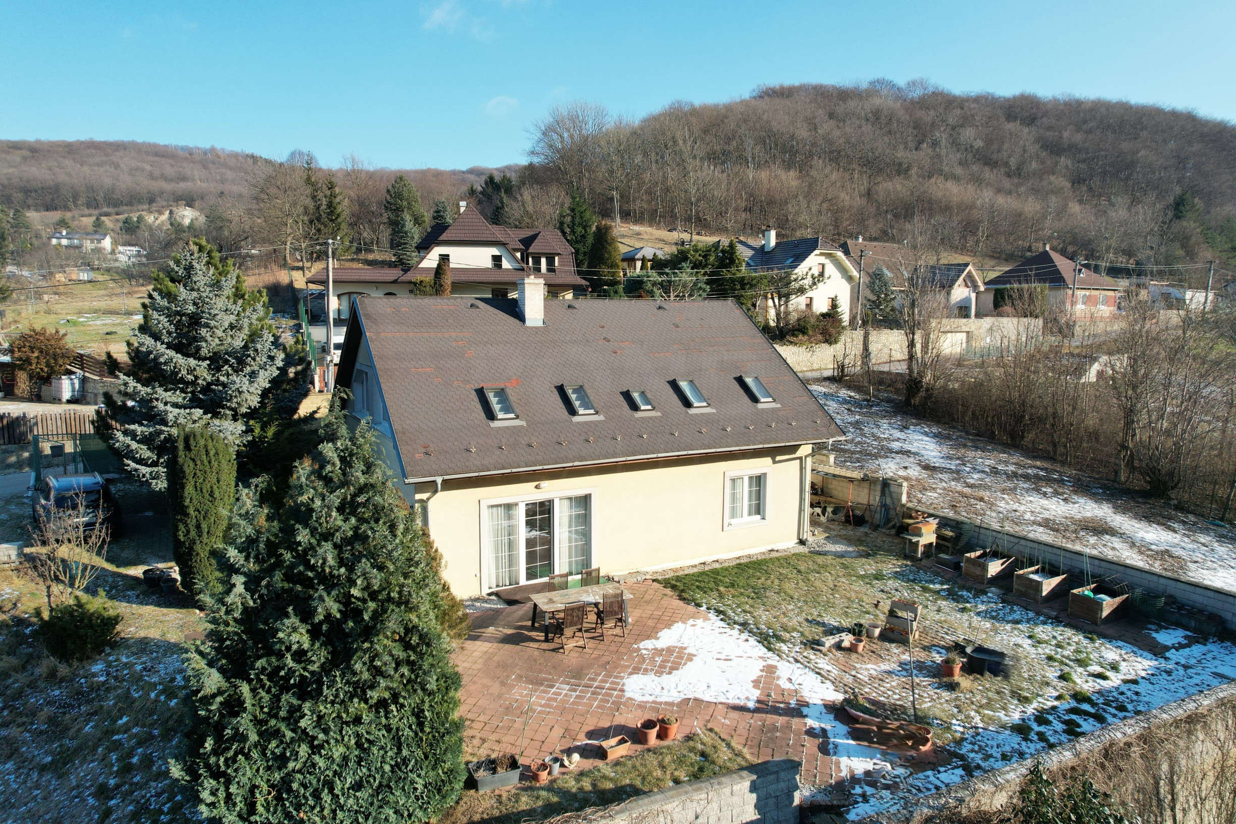 NA PREDAJ: samostatne stojaci 7-izbový rodinný dom s veľkou záhradou v srdci Malých Karpát – Pernek