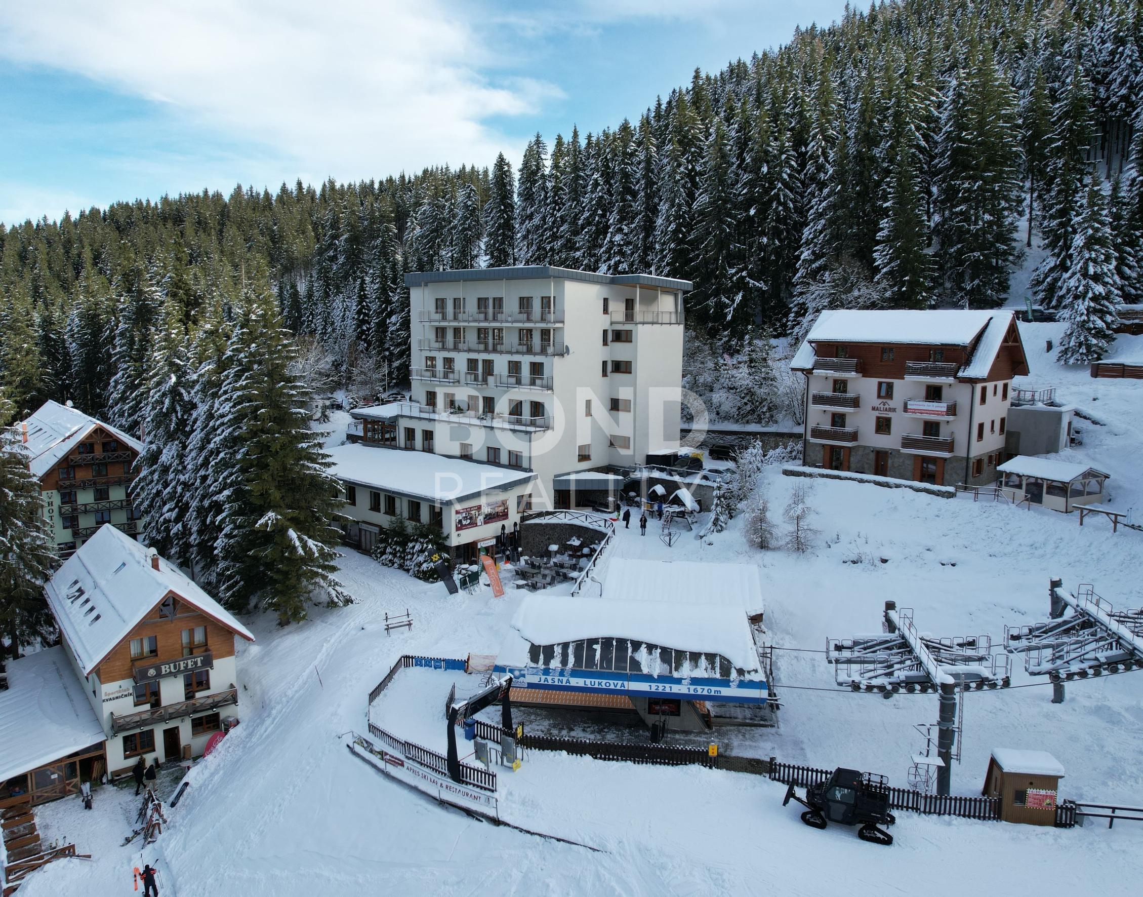 Predaj výnimočného apartmánu s balkónom HNEĎ NA SVAHU v Hoteli FIS Jasná **** 