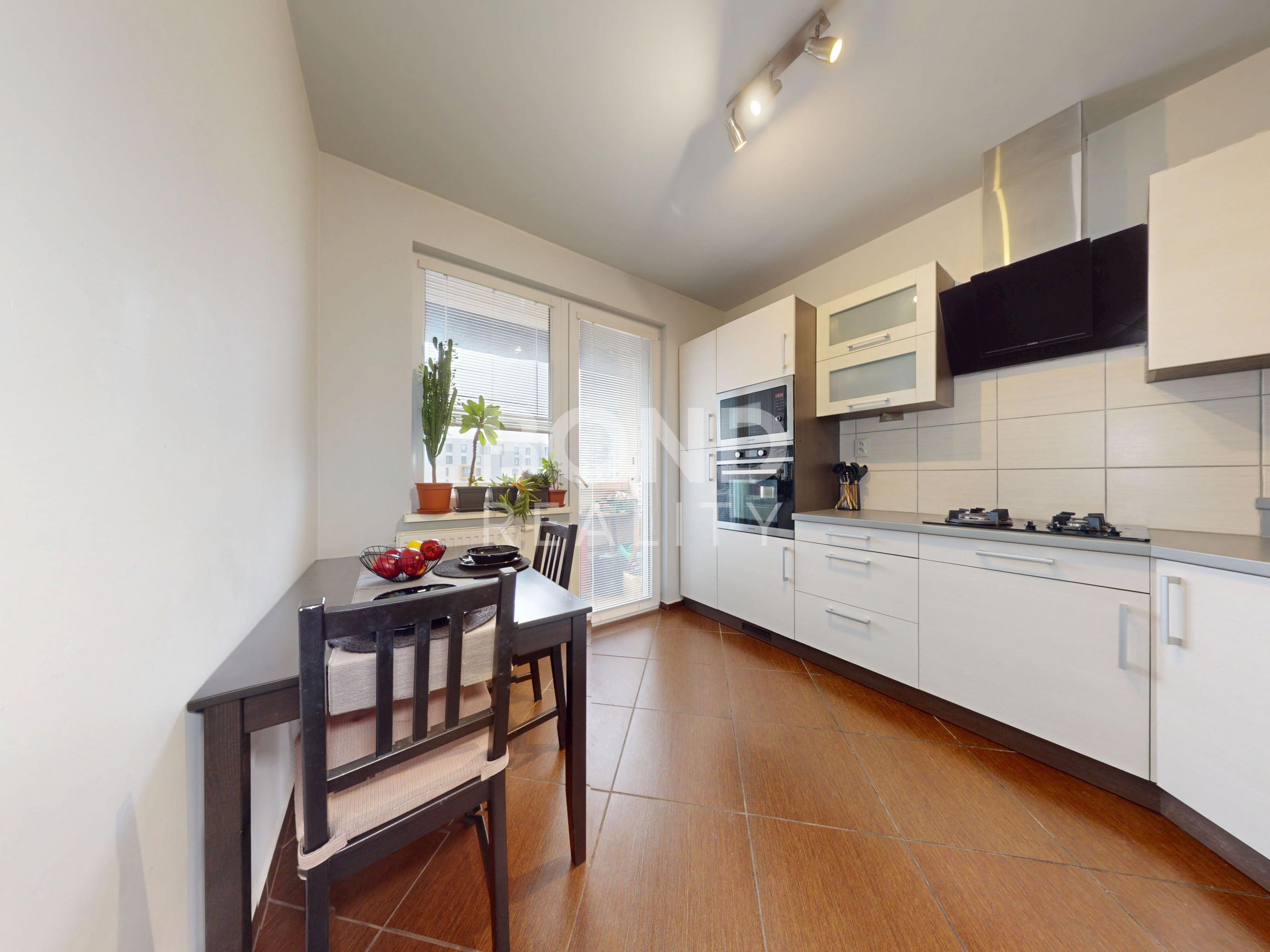 PREDAJ: Priestranný a svetlý 4-izbový byt s loggiou – Wolkrova ulica, Bratislava – Petržalka