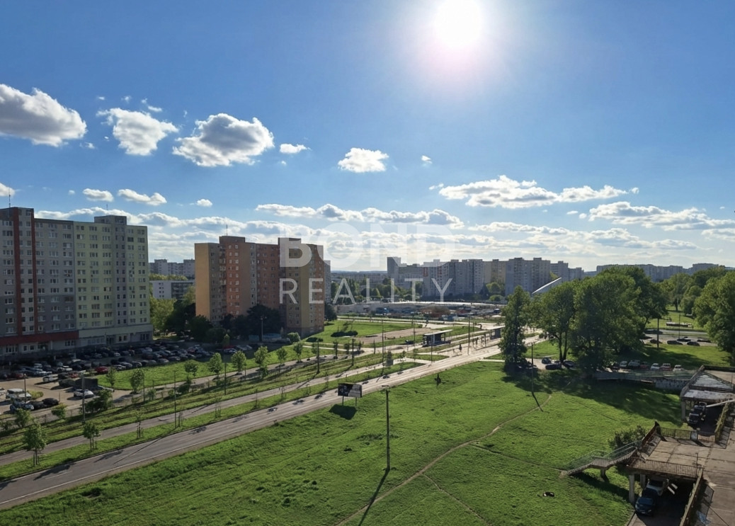 PRIPRAVUJEME DO PONUKY: Slnečná zariadená garzónka s loggiou v top lokalite Petržalky po rekonštrukcii!