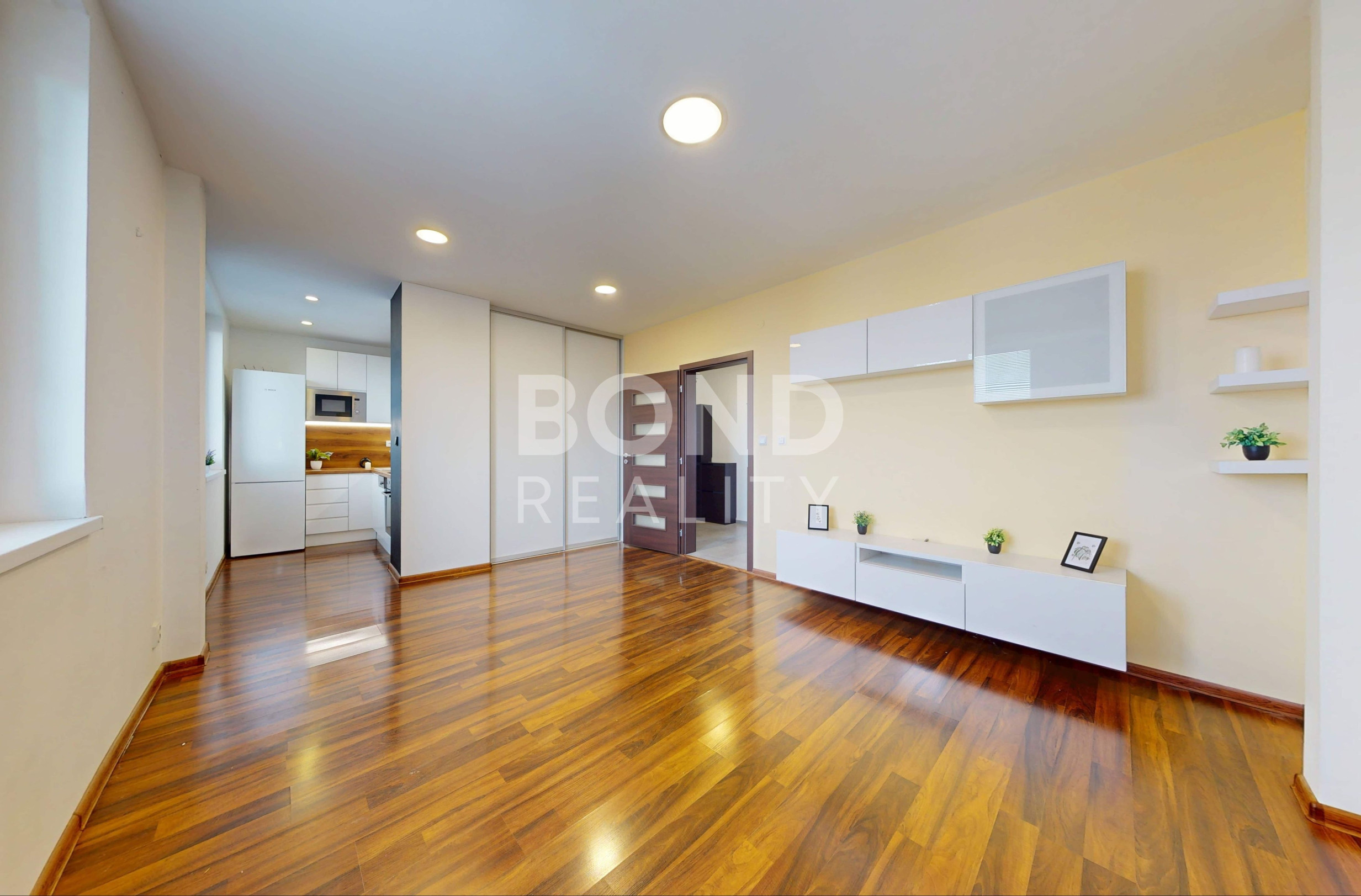 Priestranný 3 izbový byt s balkónom na Rovníkovej ul. v Ružinove s výhľadom do parku.