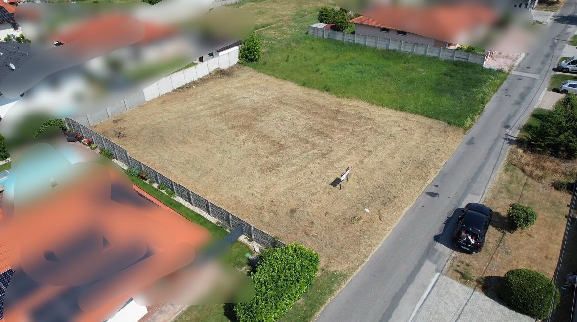 Stavebný pozemok 660 m² v centre Blatnej na Ostrove – 25 minút od Bratislavy
