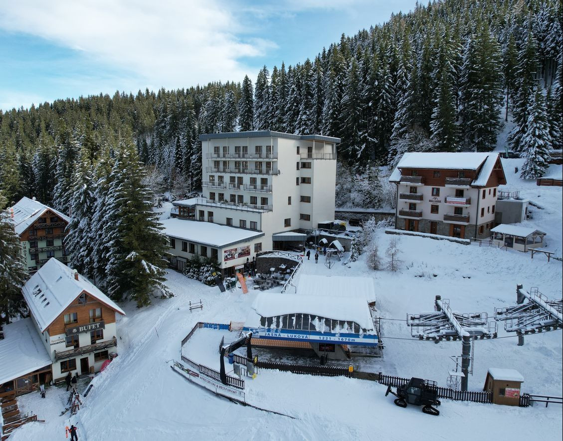 Predaj výnimočného apartmánu s balkónom HNEĎ NA SVAHU v Hoteli FIS Jasná **** 