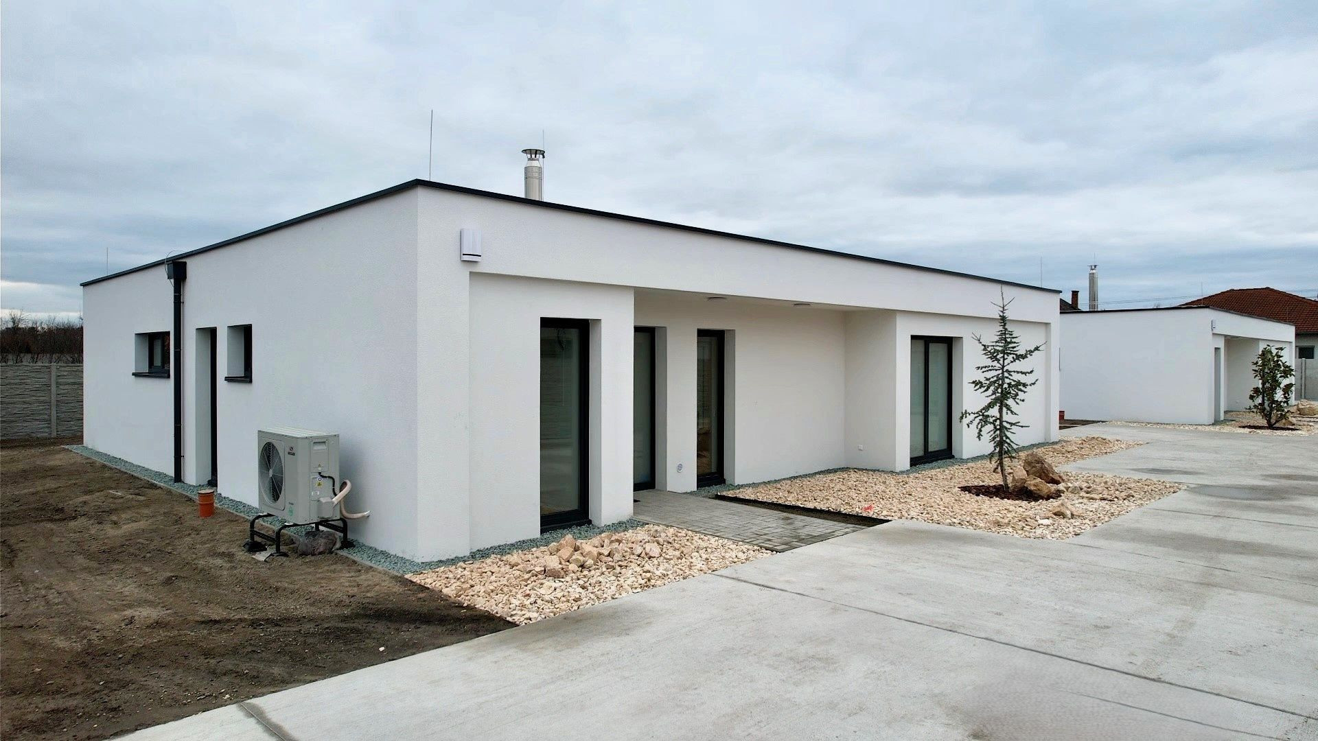 NOVOSTAVBA | Moderný a nízkoenergetický samostatne stojací rodinný dom na súkromnej ulici