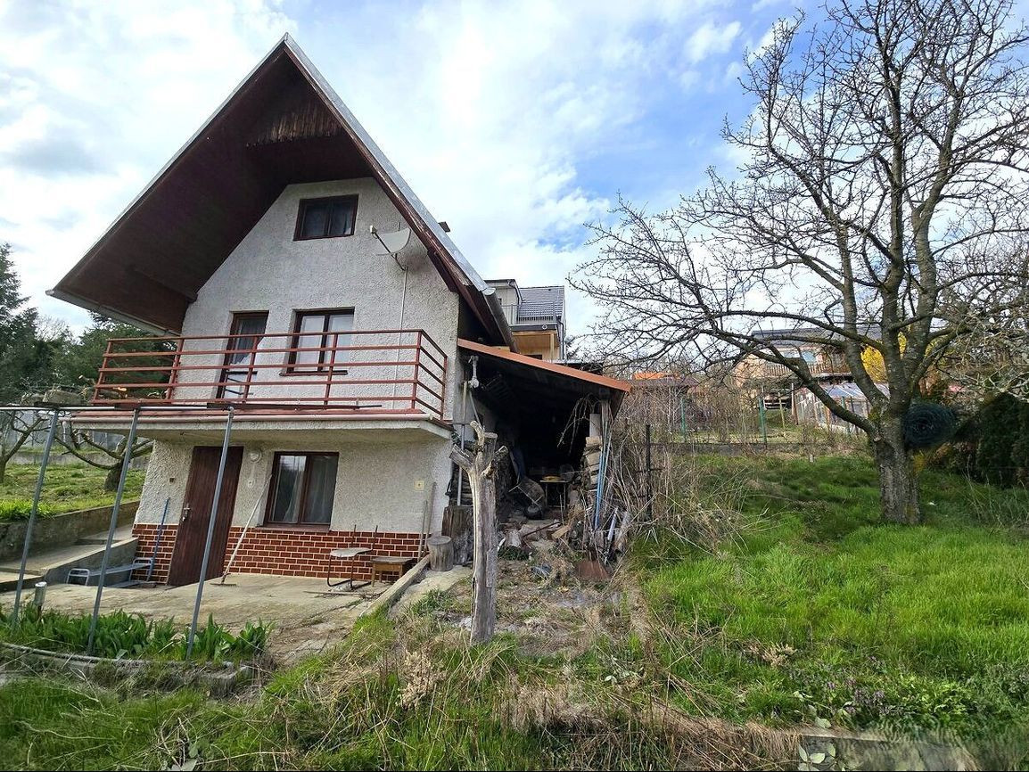 Na predaj murovaná trojpodlažná chata s pozemkom a výhľadom – Rača – Kopanice