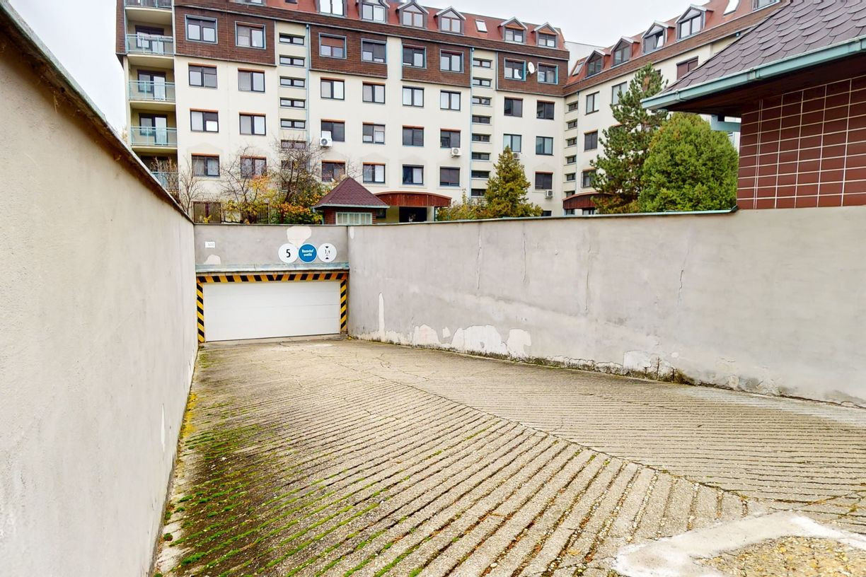 NA PREDAJ priestranná podzemná garáž na Mierovej ulici, Ružinov