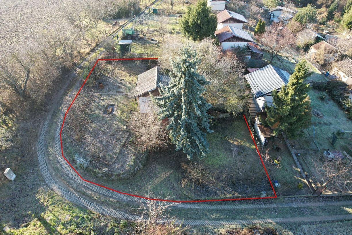 Záhradná chatka s pivnicou a pozemkom v Šenkviciach 