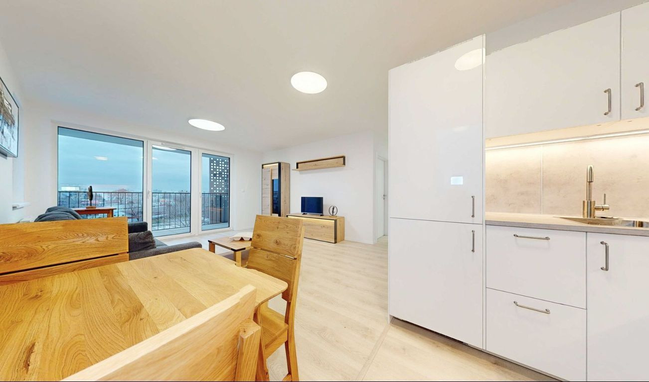 !REZERVOVANÉ! Dvojstranný moderne zariadený 2i s priestrannou terasou