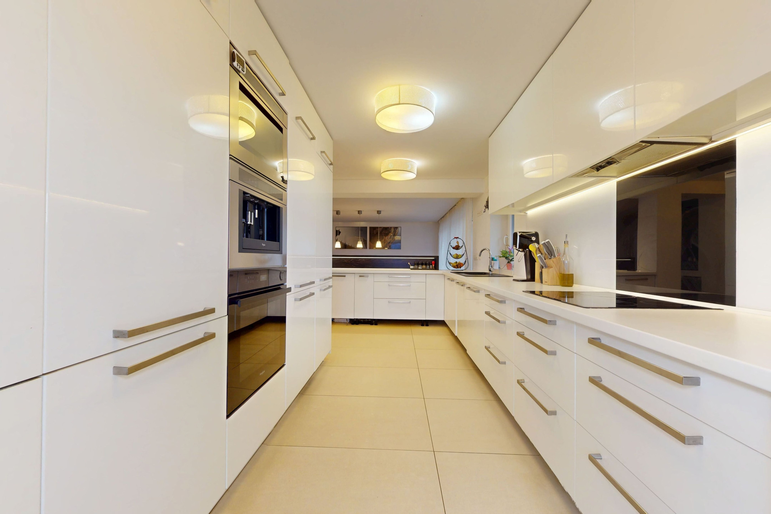 Výnimočný architektonický rodinný dom s bazénom, saunou a absolútnym súkromím v obci Ivanka pri Dunaji - Virtuálna prehliadka