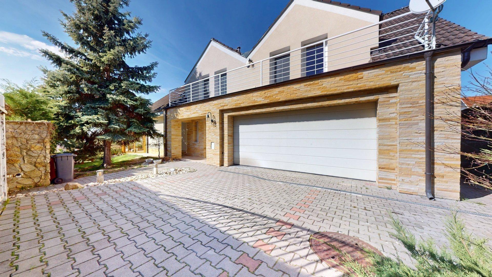 6-izbový rodinný dom s wellness, bazénom a veľkým pozemkom – Strmé Vŕšky, Záhorská Bystrica