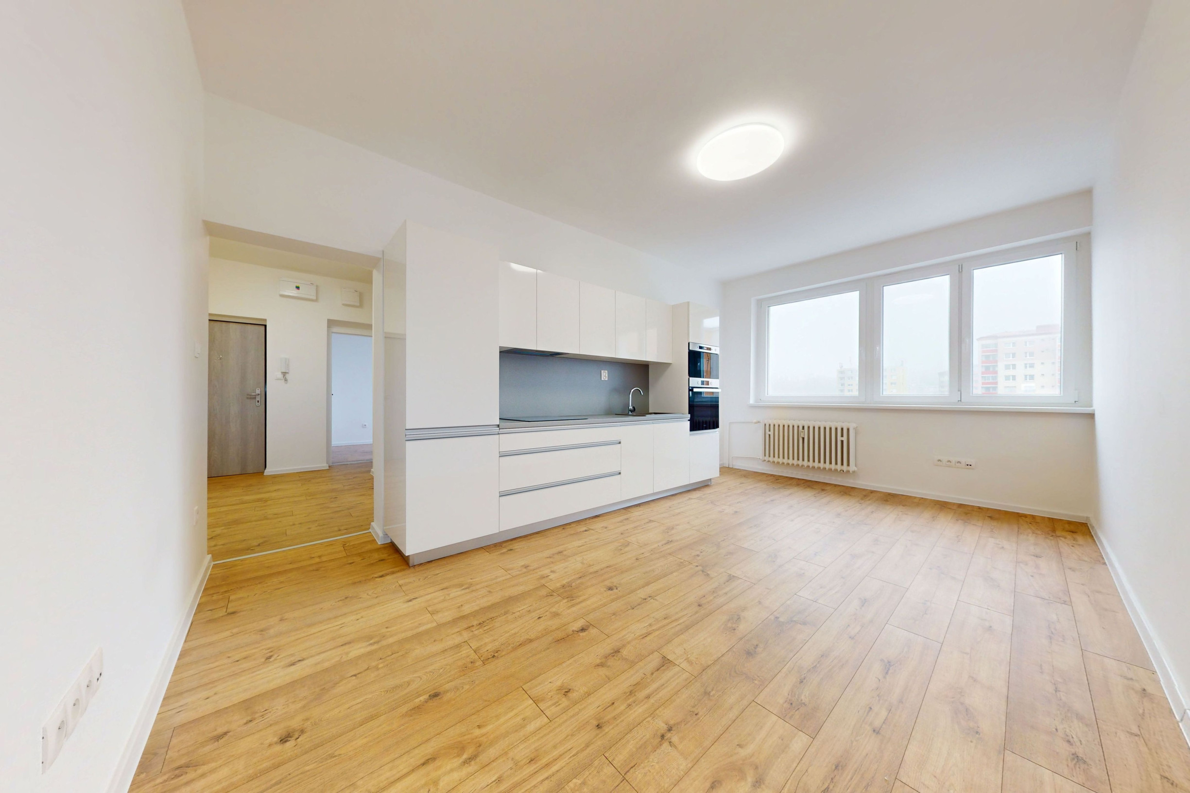 ÚPLNE NOVÁ REKONŠTRUKCIA 3 izb. bytu s balkónom v tehlovom dome na úplnom začiatku Karlovej Vsi, Novackého