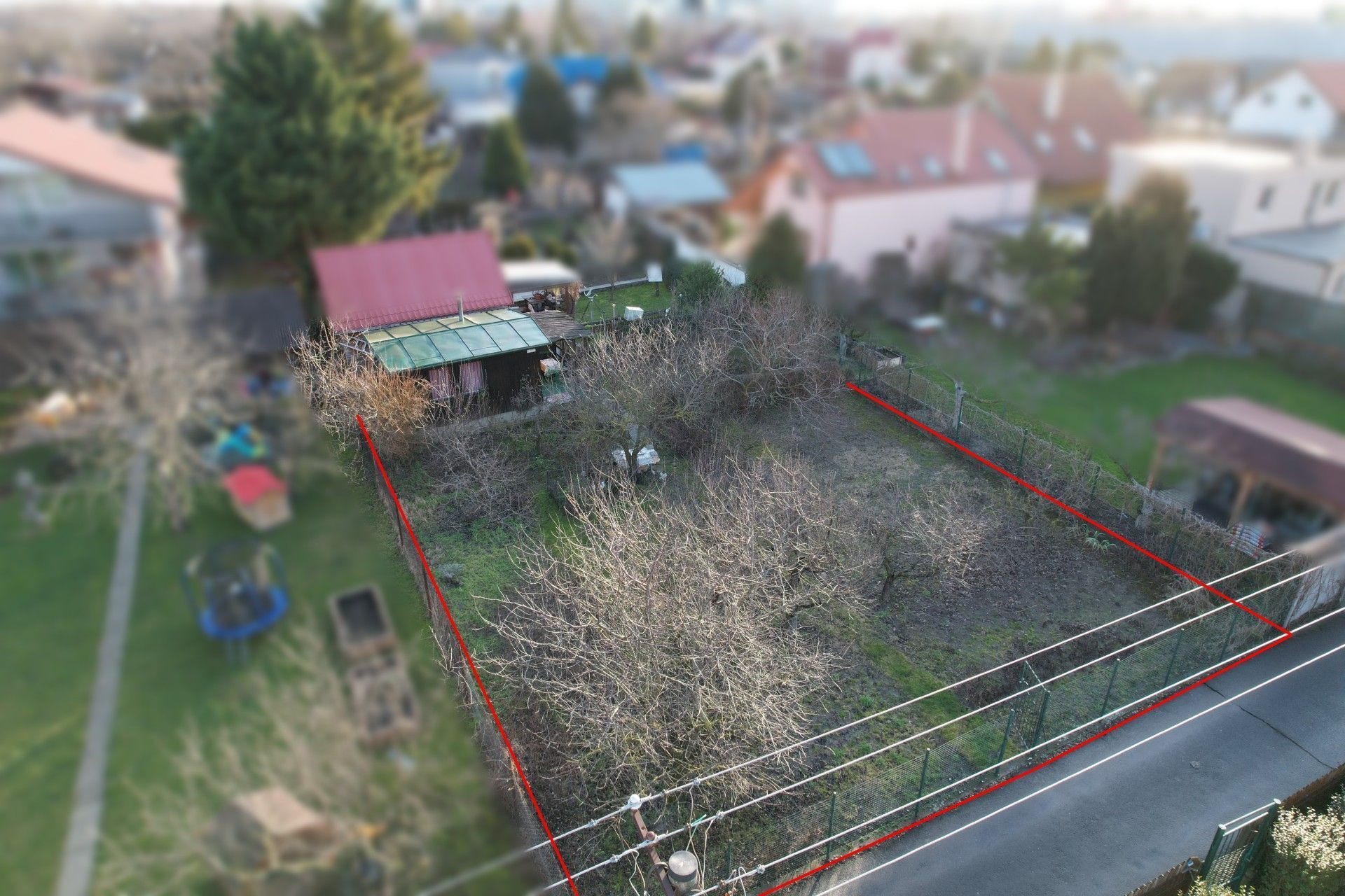 Oáza pokoja v meste: Záhrada s chatkou v uzavretej osade Mokráň Záhon