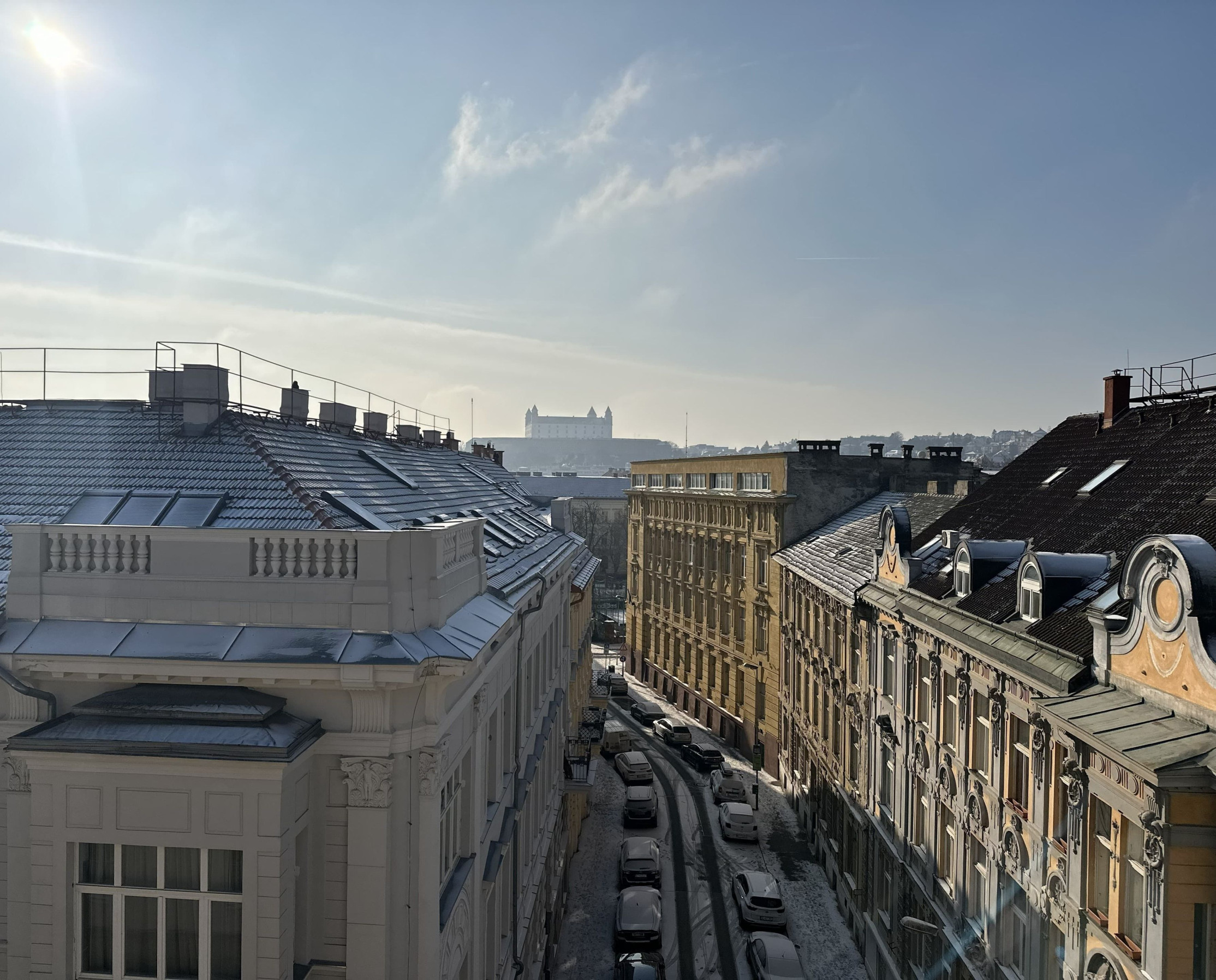 Bývanie v srdci mesta s ikonickým výhľadom na hrad - 2 izb byt na Gunduličovej ul. Bratislava