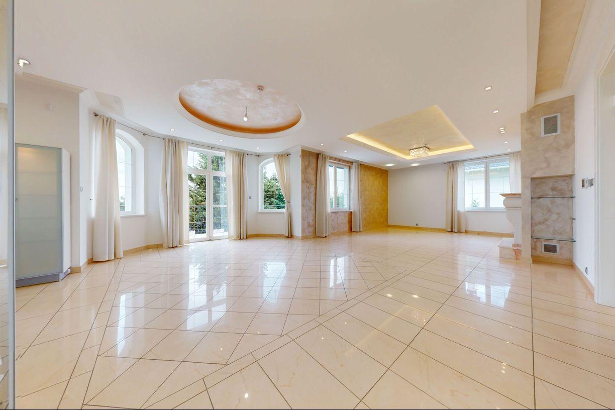 Exkluzívna ponuka – elegantná a priestranná 8-izbová vila s výmerou 600 m², vnútorným bazénom a južnou expozíciou pod vinicami