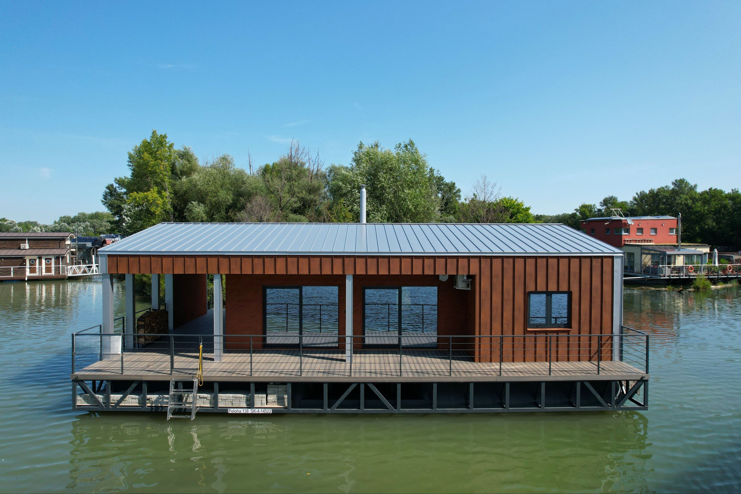HOUSEBOAT NA DUNAJI | MODERNÉ BÝVANIE alebo investícia NA VODE POD LUŽNÝM MOSTOM