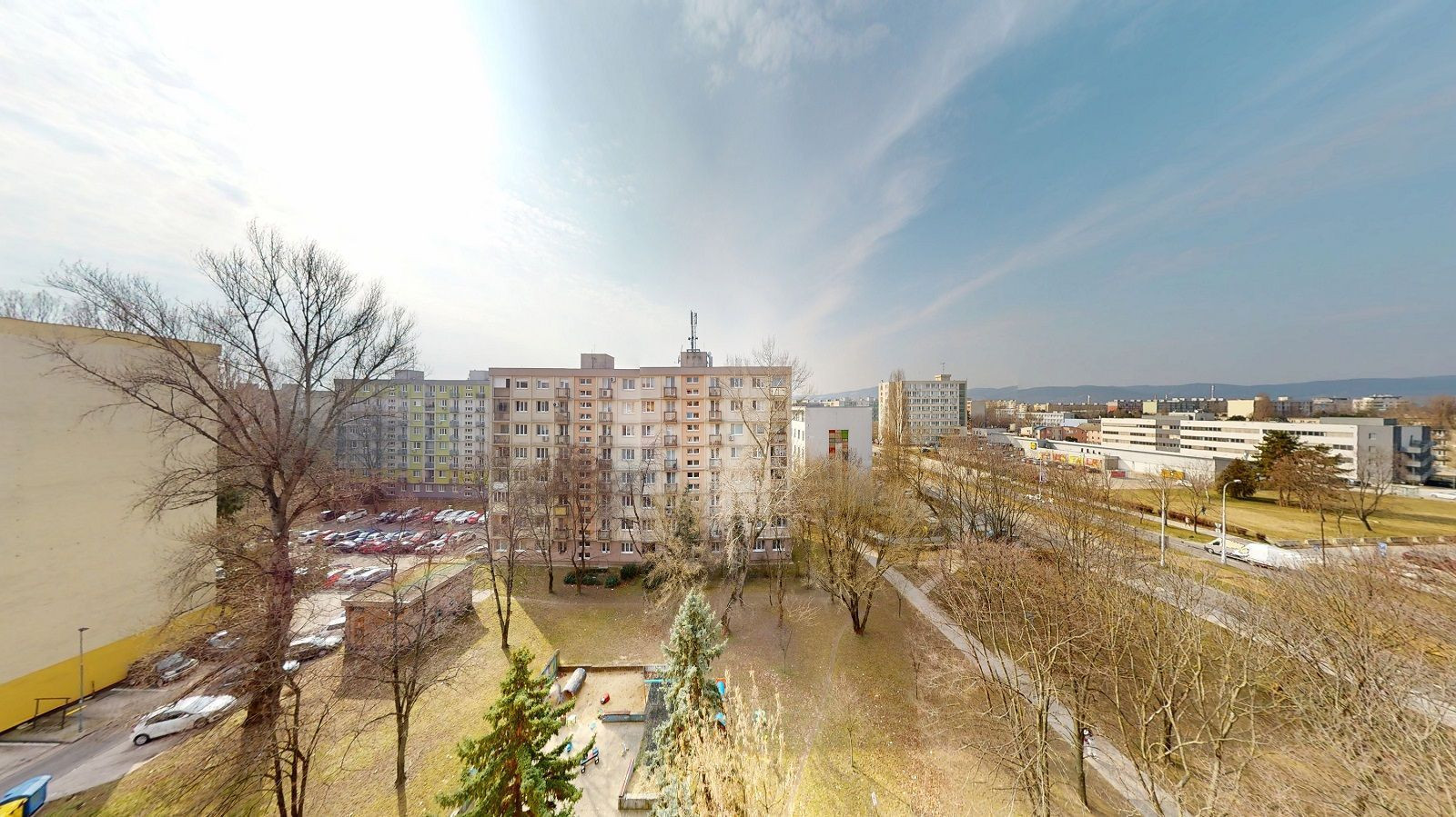 PREDAJ: Priestranný 3i byt s lodžiou a balkónom s výhľadom v Ružinove – Exnárova ul.