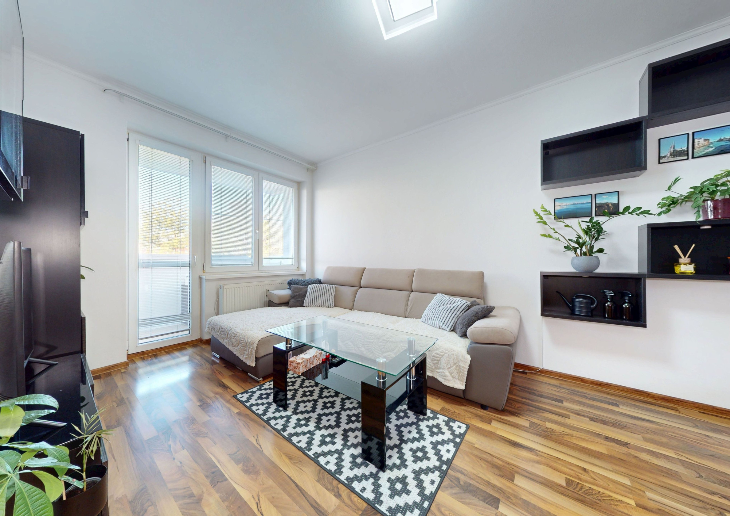 Na predaj slnečný 3-izbový byt s loggiou na ulici Planét – Ružinov