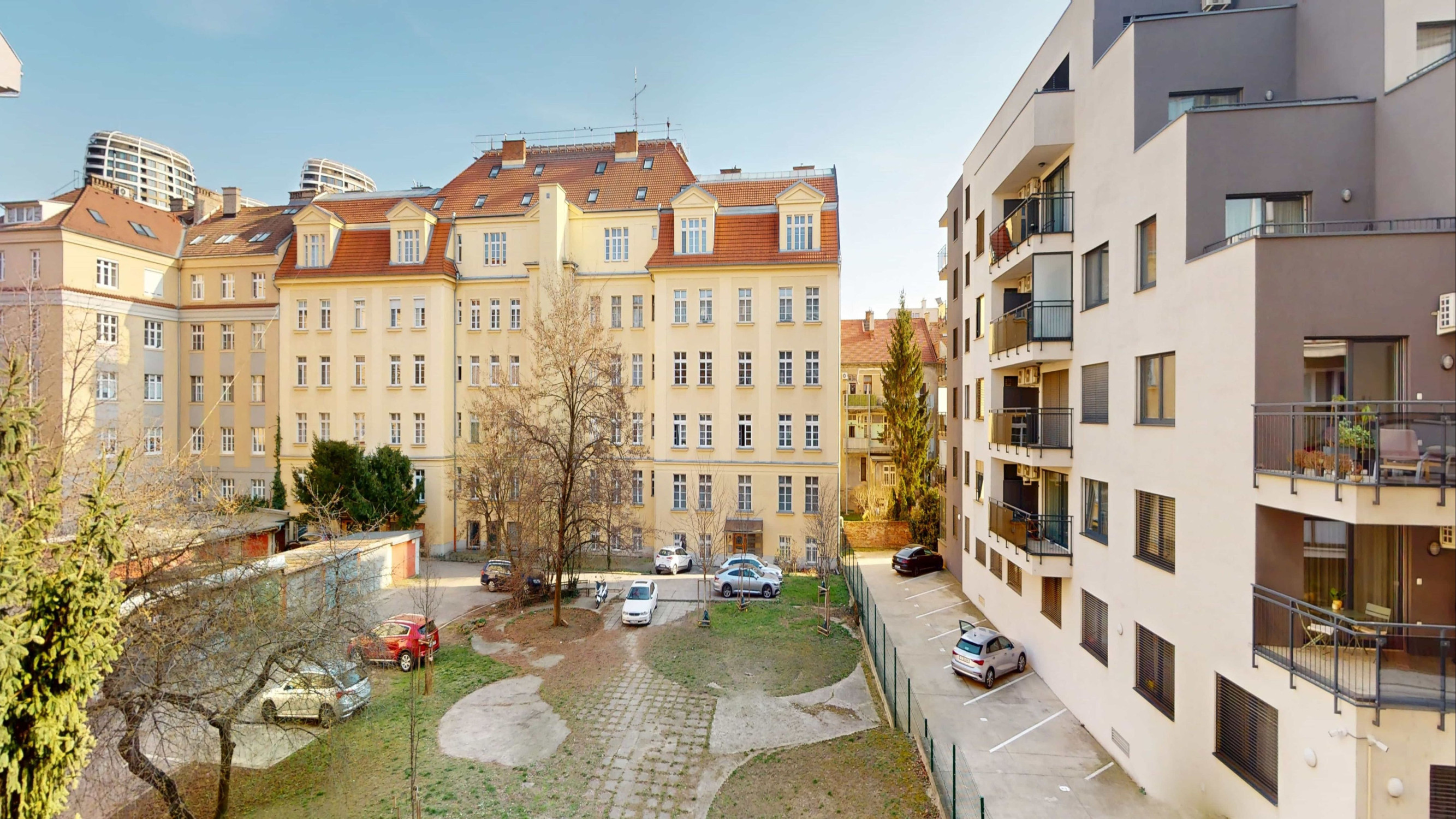 Skvelý tehlový byt s balkónom a parkovaním v Starom meste.