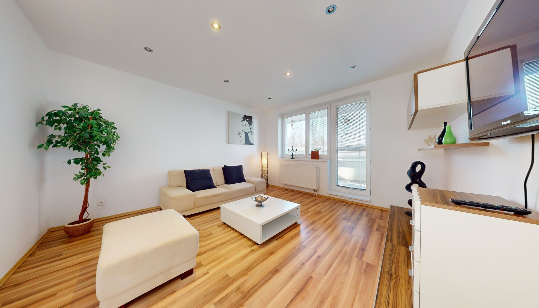 Na prenájom  3 - izbový zariadený byt v bytovom dome v Rovinke.