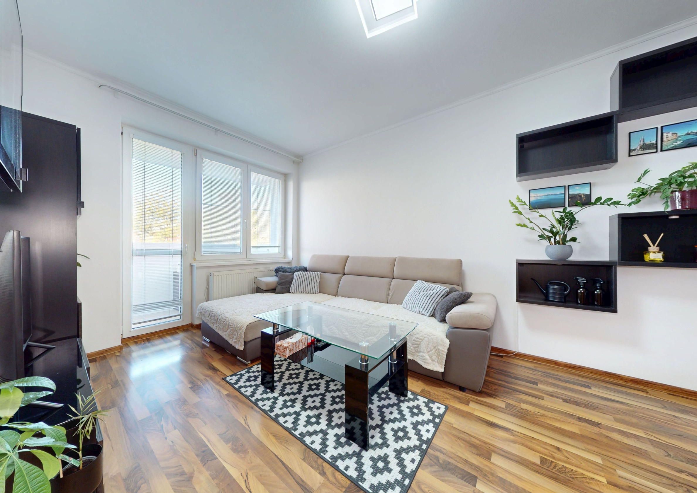 Na predaj slnečný 3-izbový byt s loggiou na ulici Planét – Ružinov