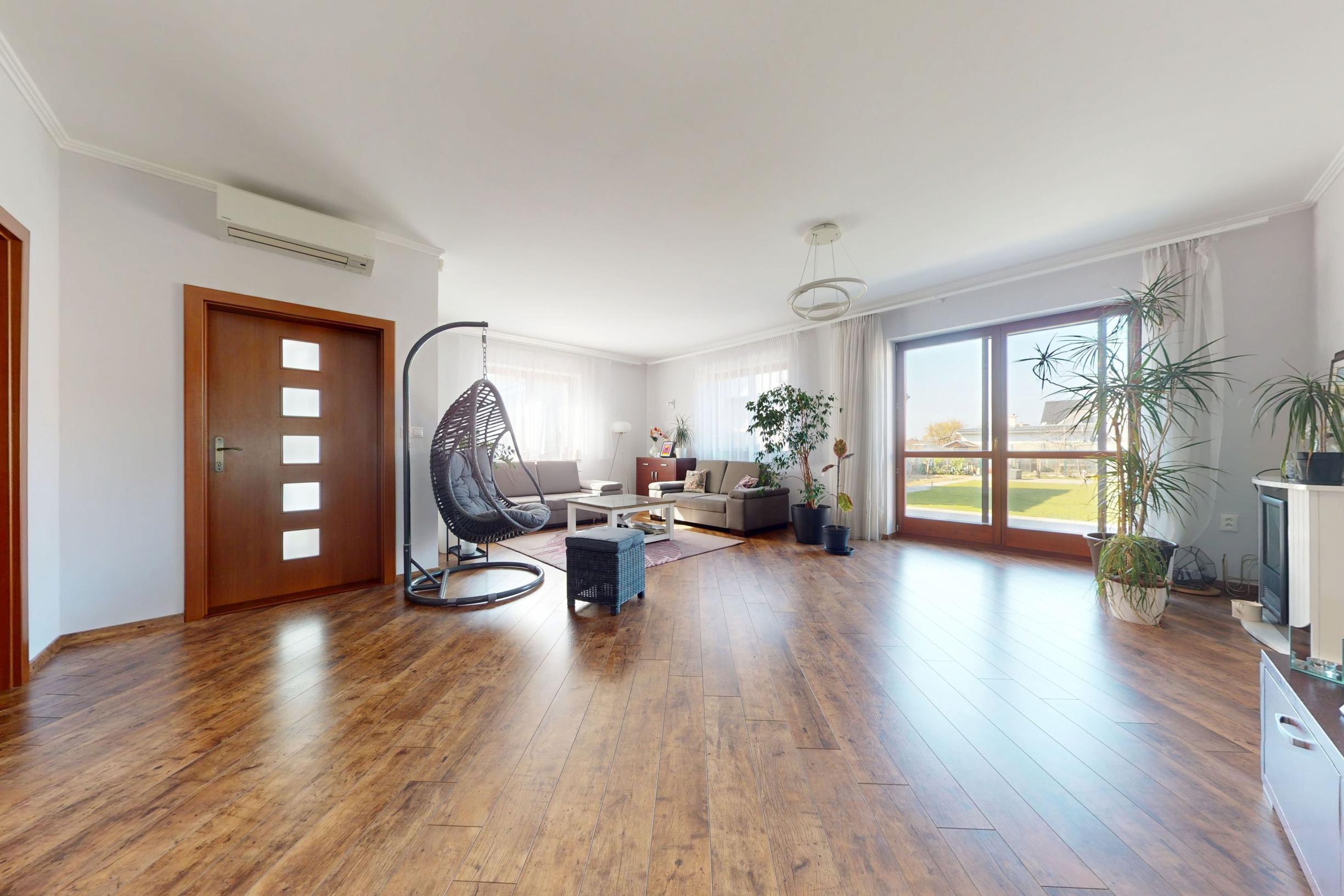 SAMOSTATNÝ RODINNÝ DOM S 8-ÁROVÝM POZEMKOM, JAROVCE