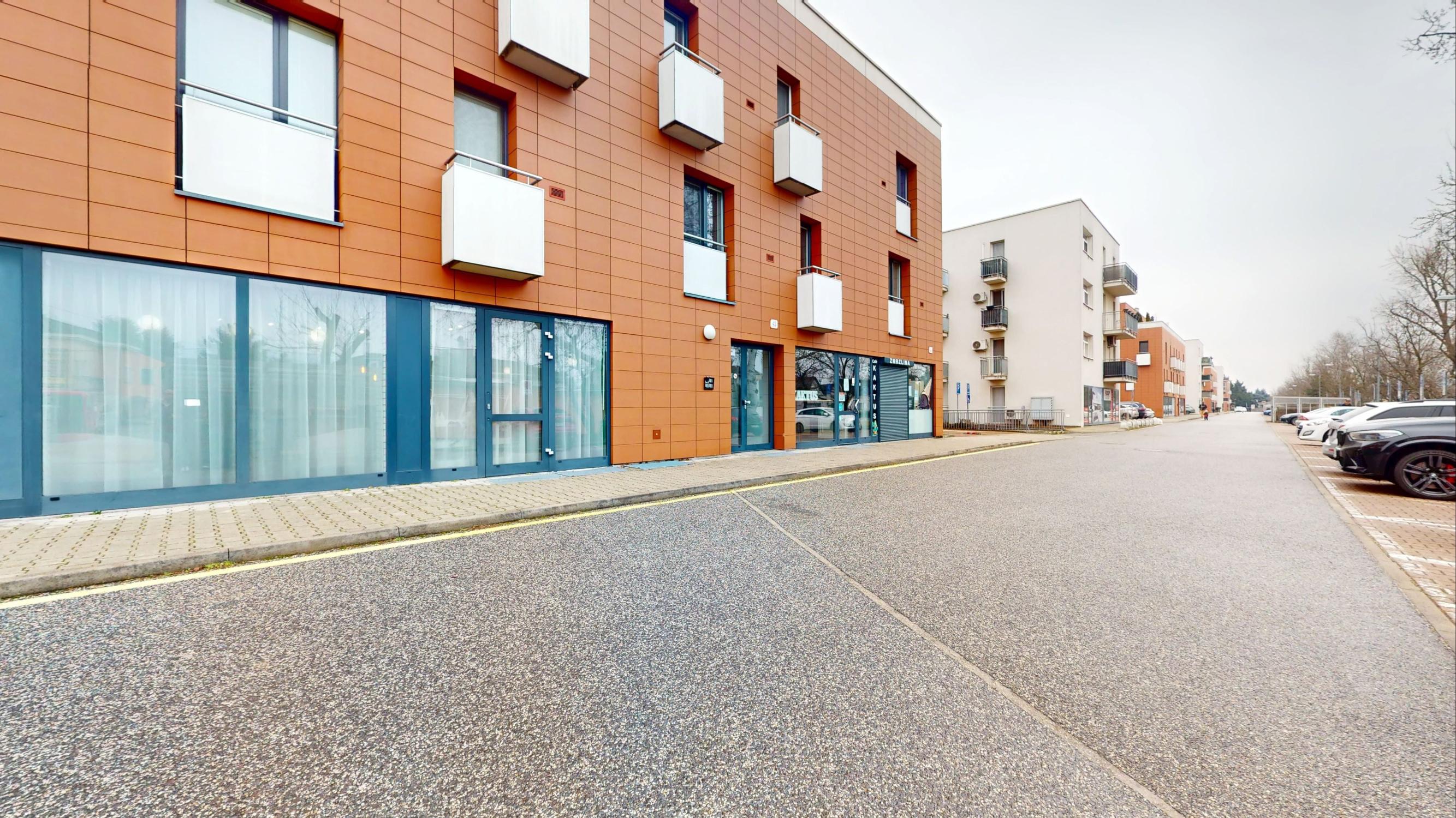 2– izb. byt prerobený na 2,5 izb. s terasou v Záhorskej Bystrici, Bratislavská ul.