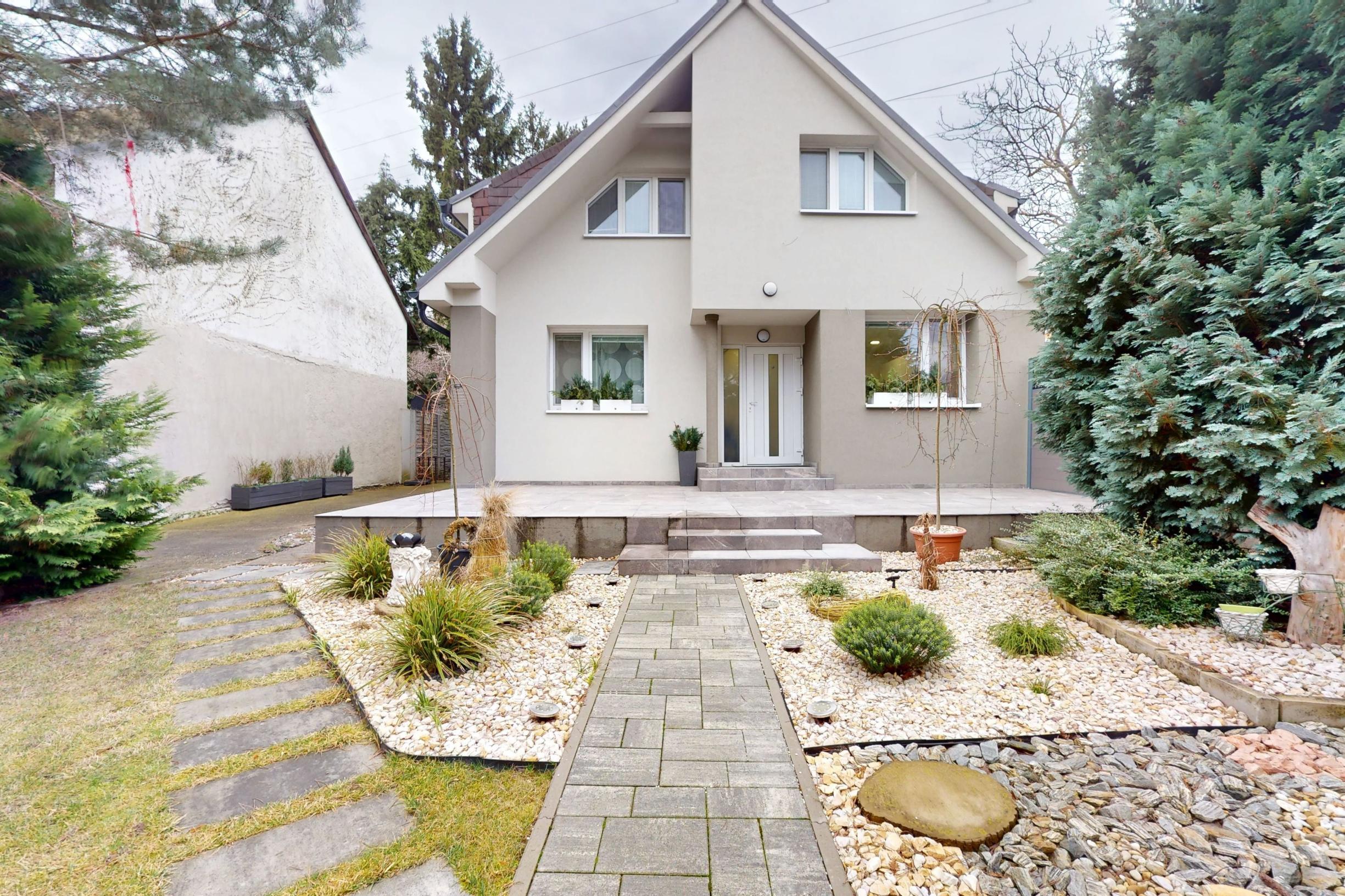 Rodinný dom s tromi bytovými jednotkami v Dúbravke