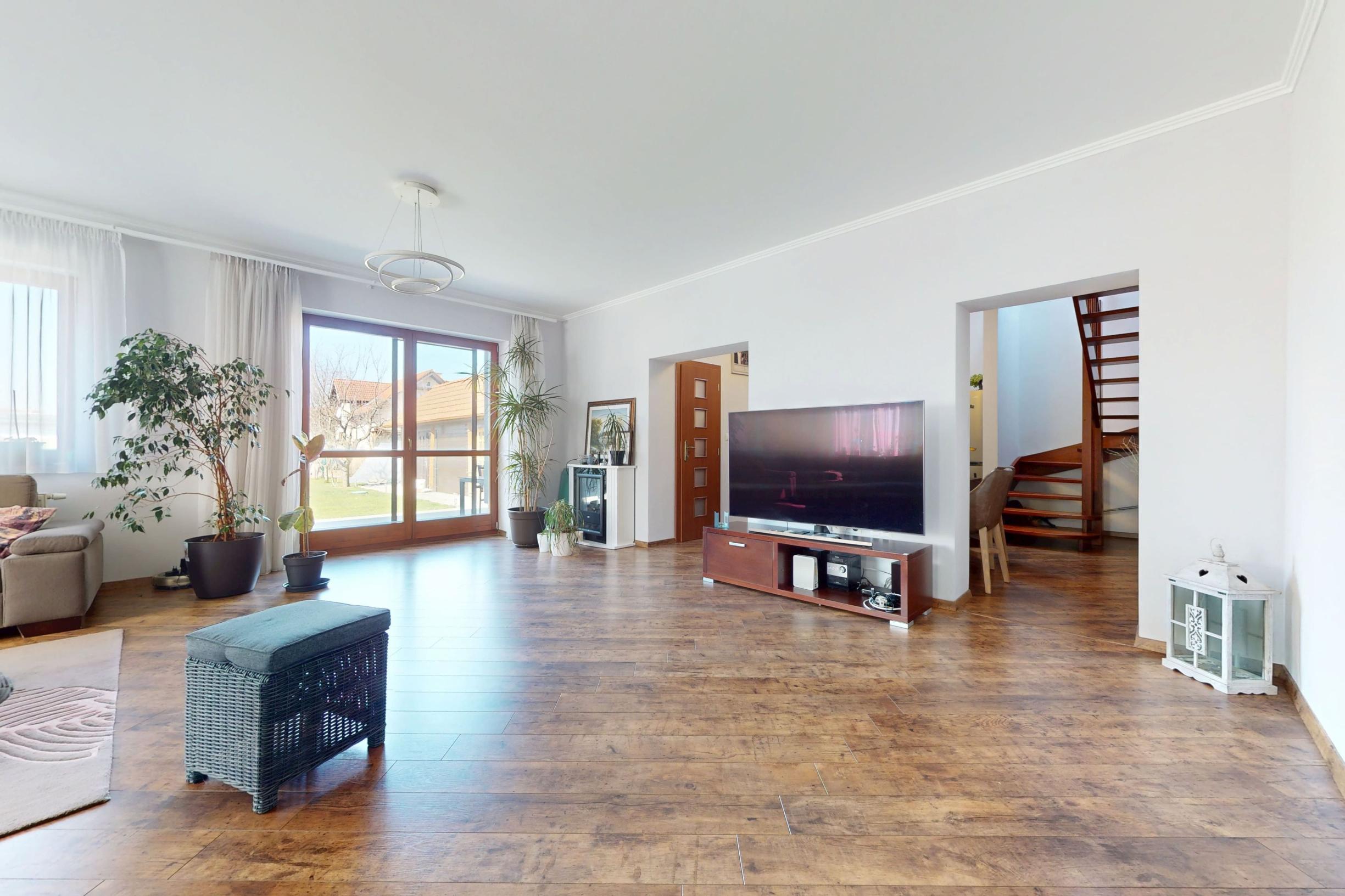 SAMOSTATNÝ RODINNÝ DOM S 8-ÁROVÝM POZEMKOM, JAROVCE