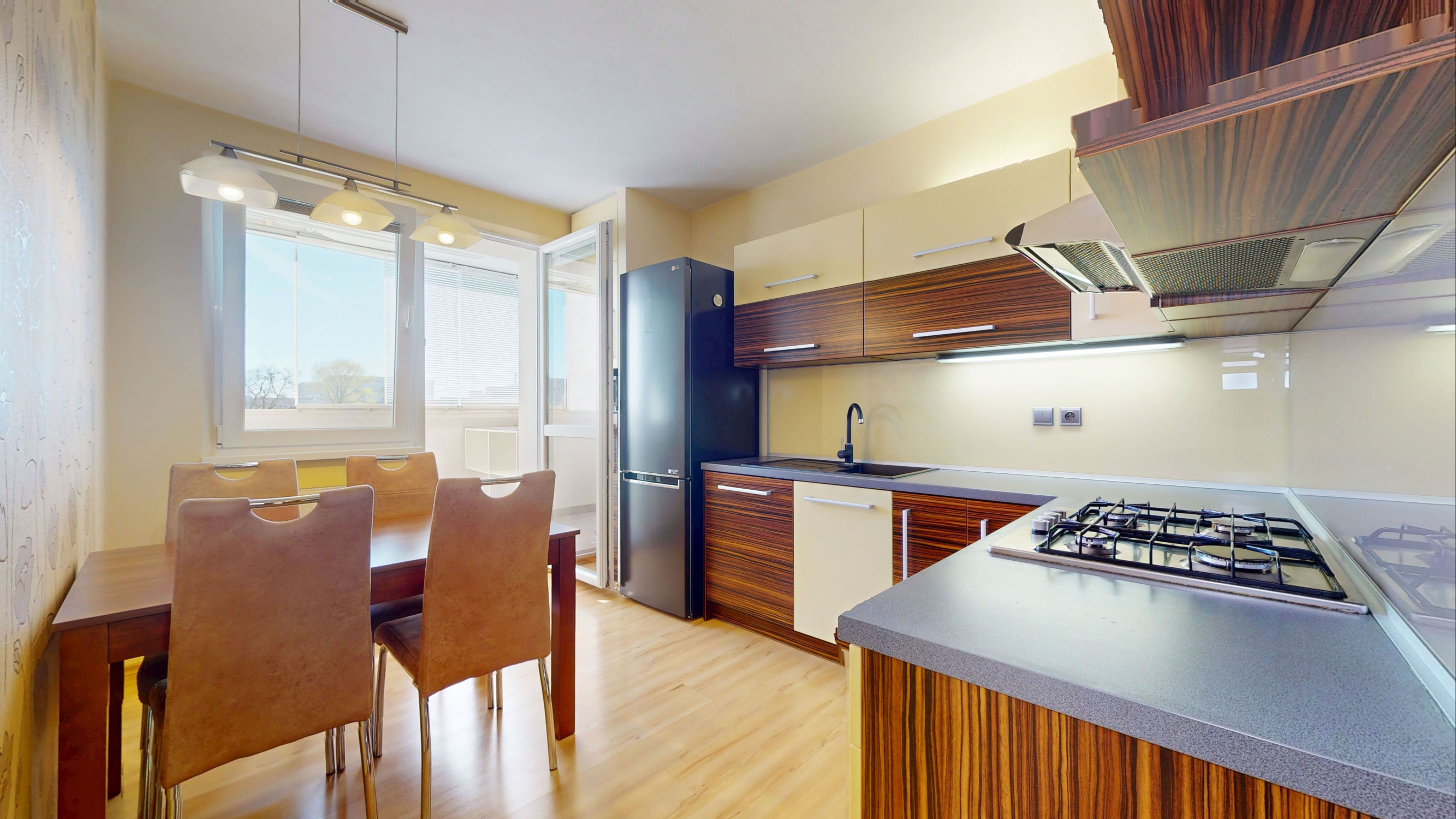 PRENÁJOM: Svetlý 3i byt s 2 loggiami pri lese – Hlaváčikova, Dlhé diely