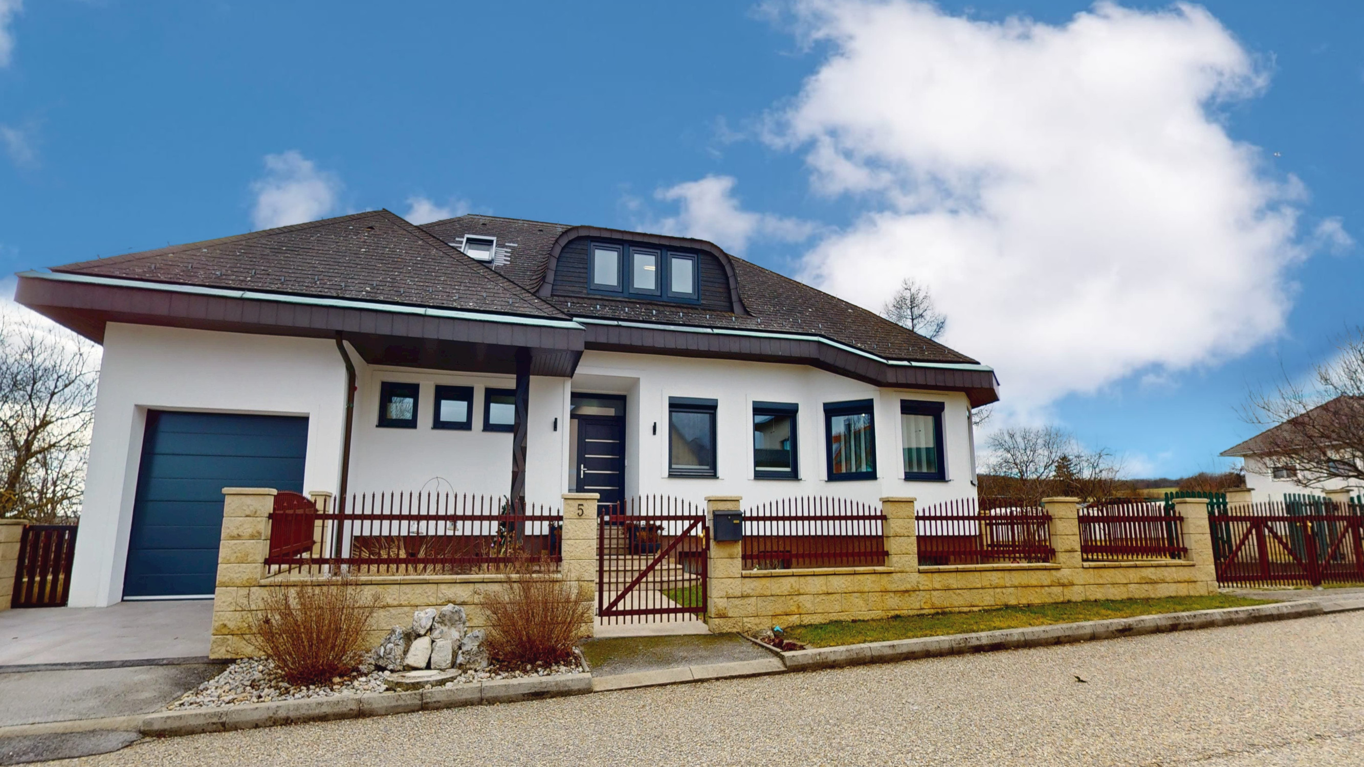 Výnimočný rodinný dom s veľkým pozemkom a halou