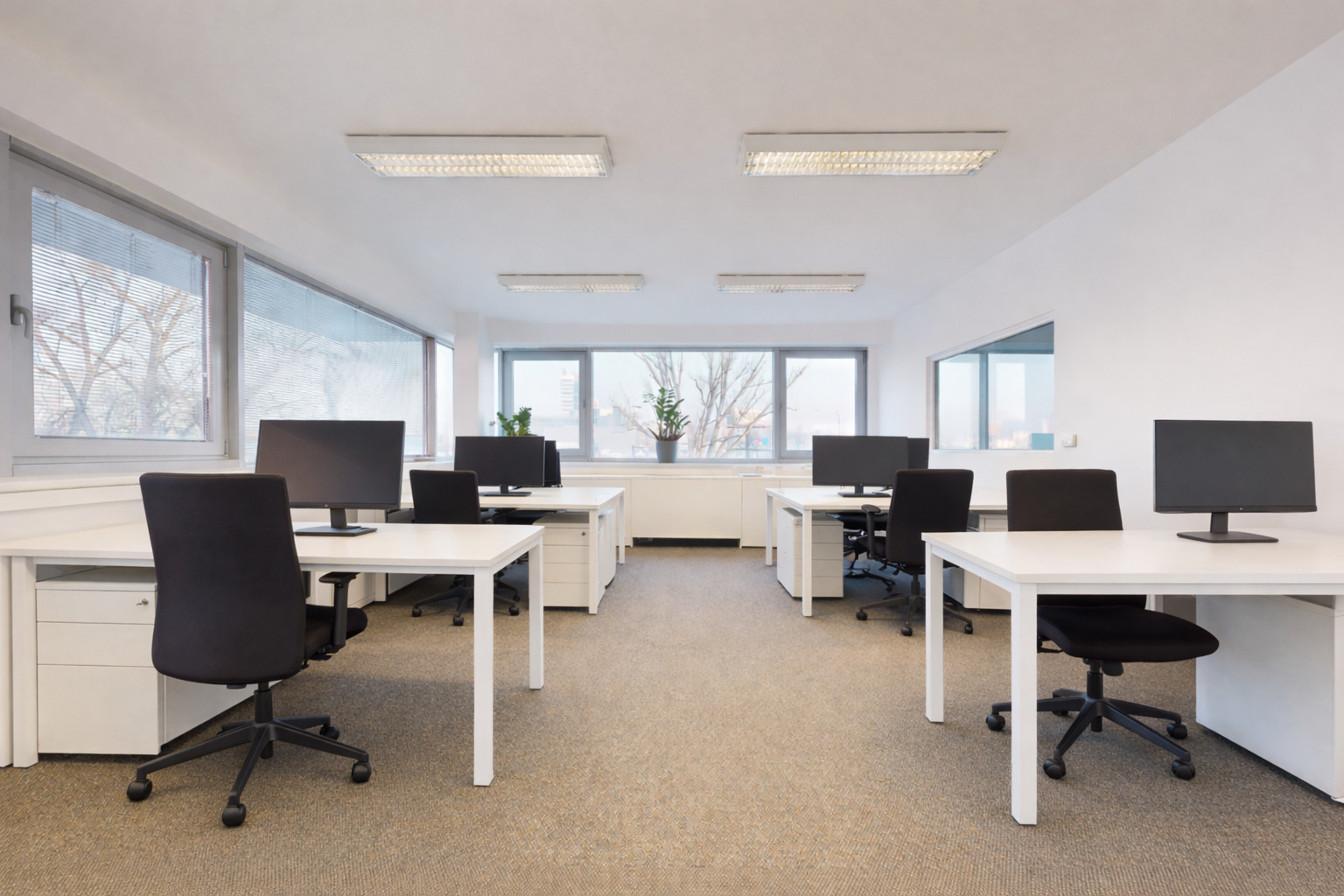 Prenájom kancelárskeho priestoru Mlynské Nivy s bezproblémovým parkovaním! 