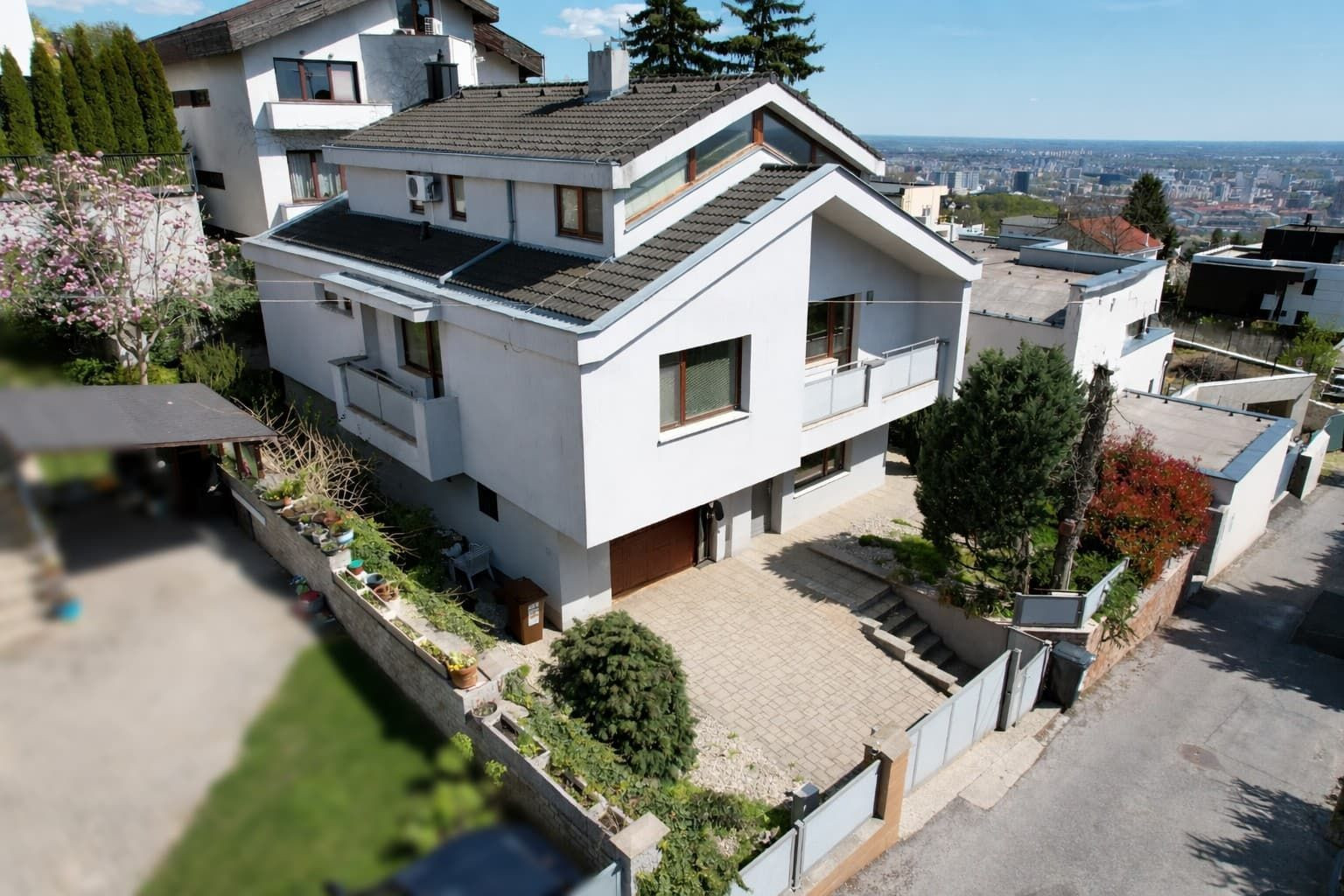 Priestranný rodinný dom s krásnym výhľadom, Koliba – Deviata ulica.