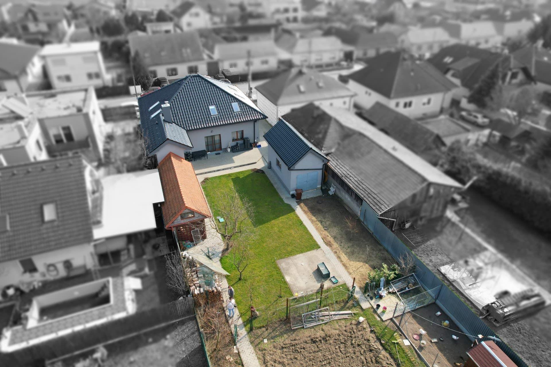 SAMOSTATNÝ RODINNÝ DOM S 8-ÁROVÝM POZEMKOM, JAROVCE