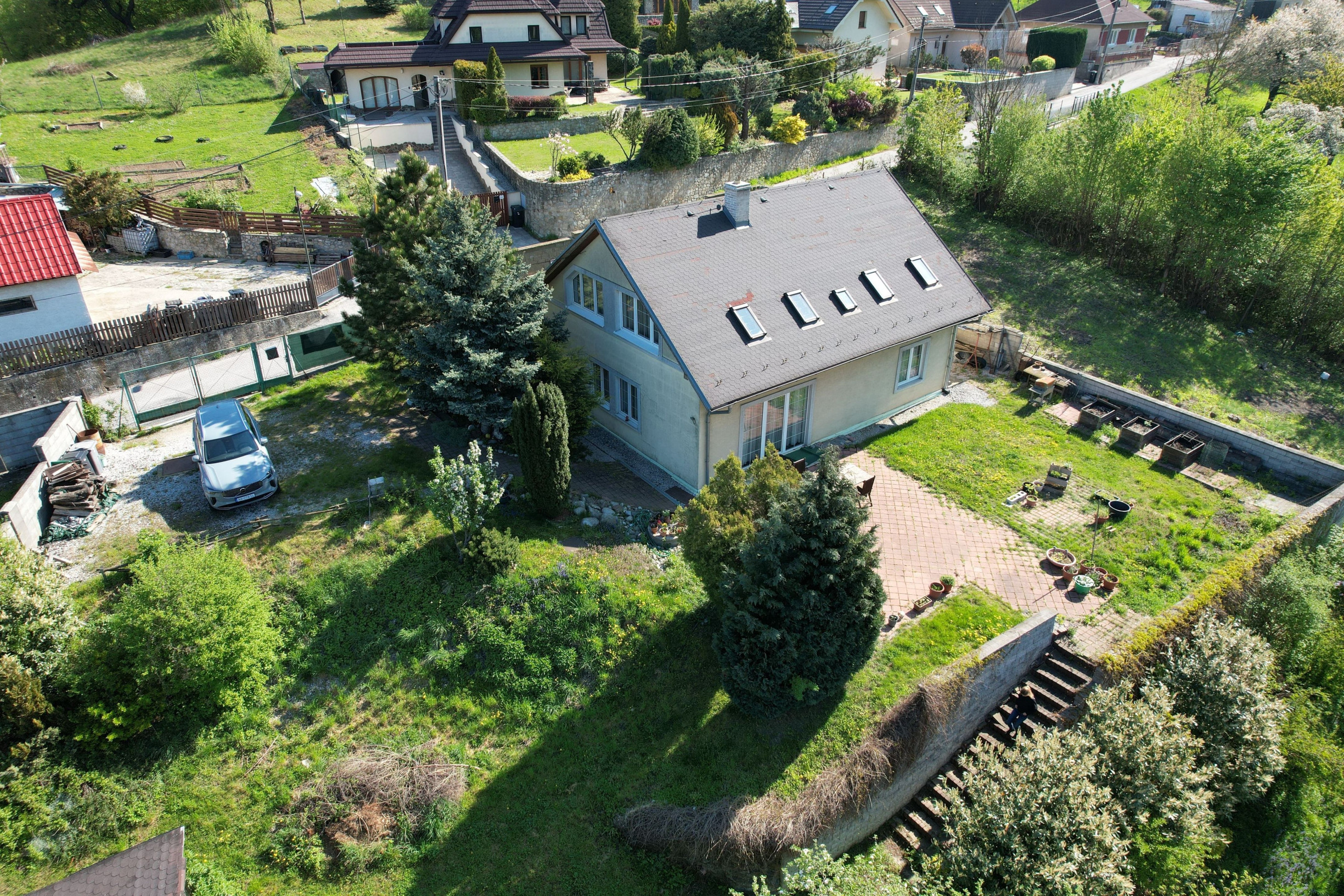 NA PREDAJ: samostatne stojaci 7-izbový rodinný dom s veľkou záhradou v srdci Malých Karpát – Pernek