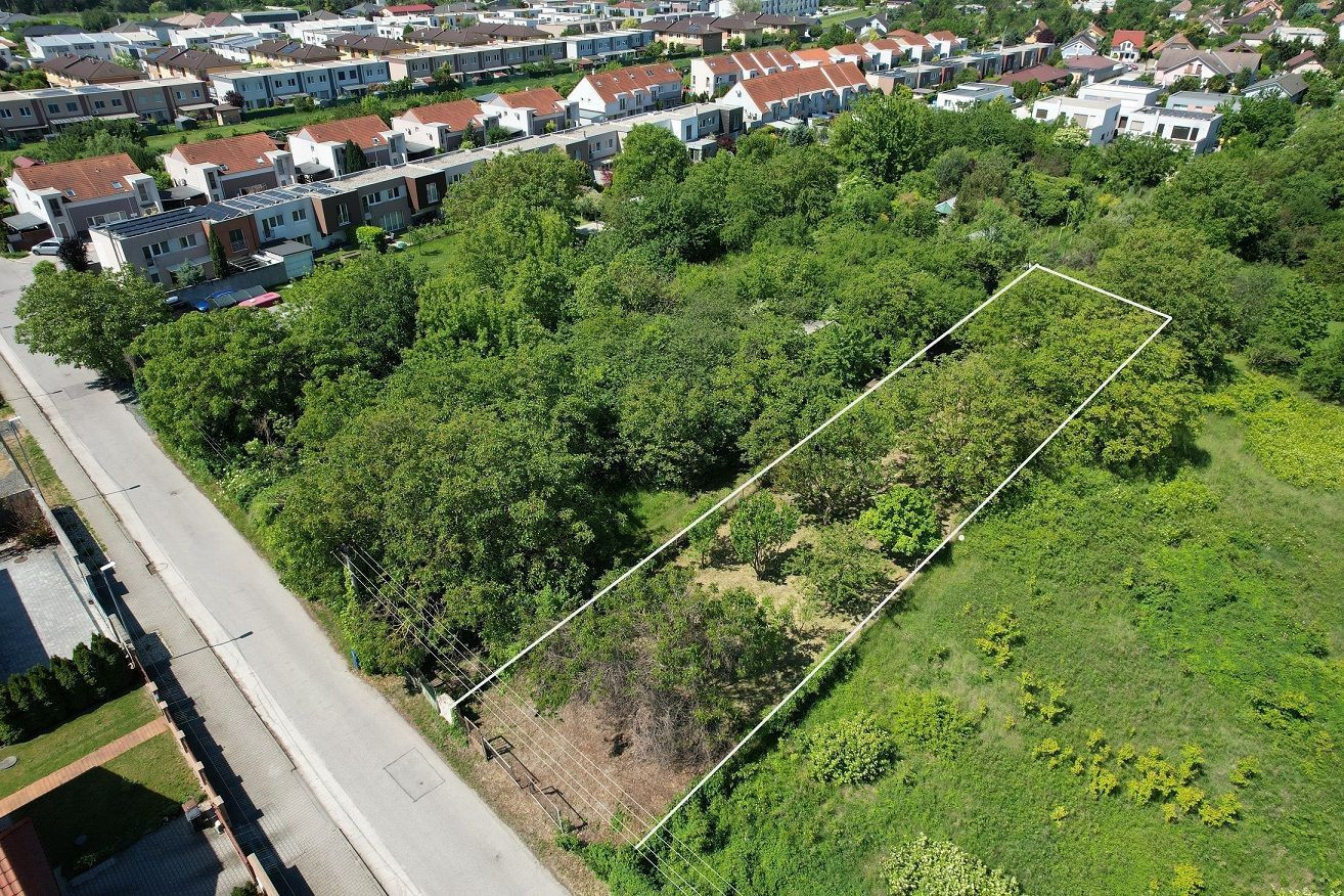 Slnečný stavebný pozemok 880 m² (možnosť dvojdomu) – Jabloňová ul., Bernolákovo