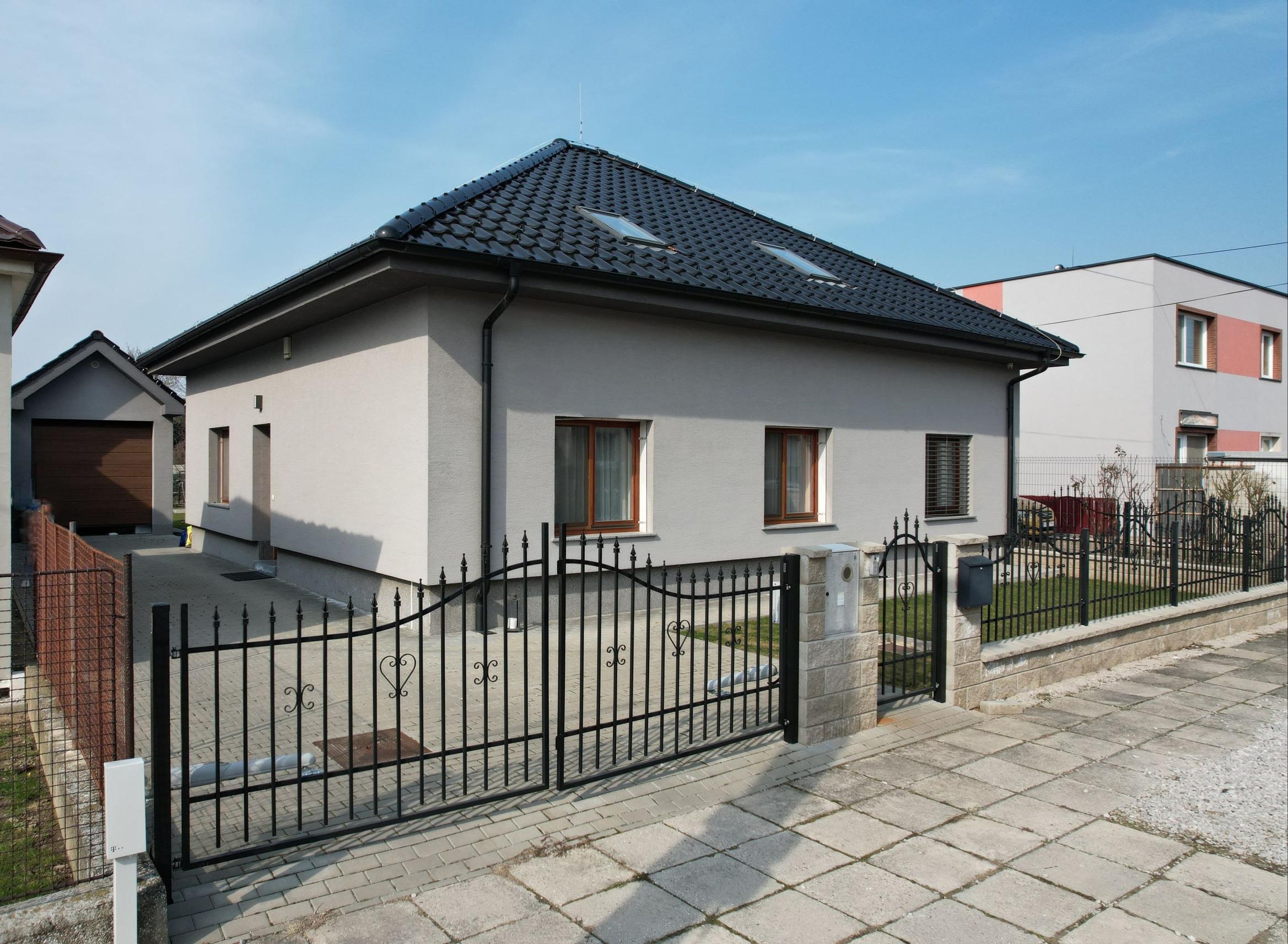 SAMOSTATNÝ RODINNÝ DOM S 8-ÁROVÝM POZEMKOM, JAROVCE