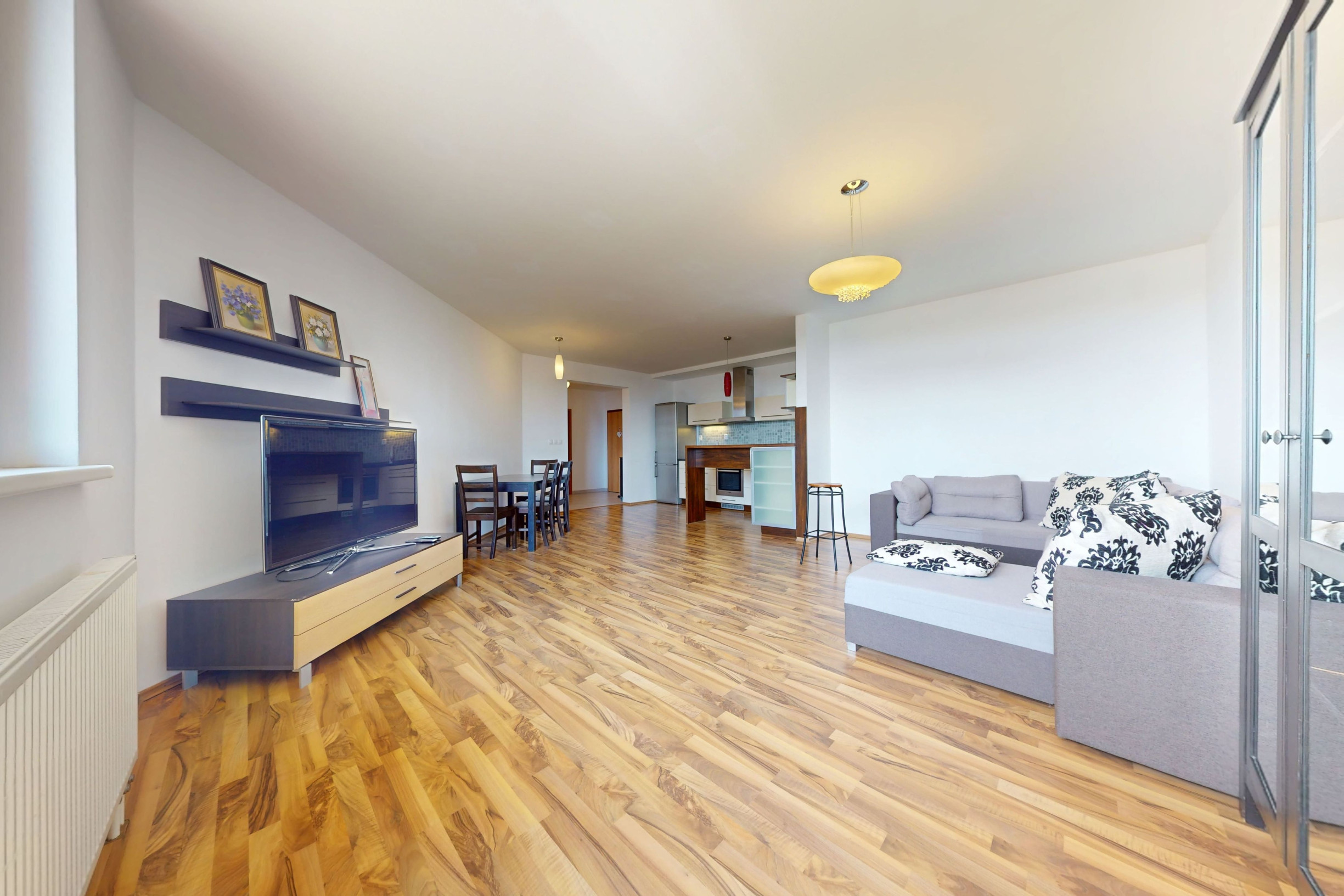 Na prenájom  priestranný 3-izbový byt 116m² s krásnym výhľadom na Bratislavský hrad a Staré Mesto.