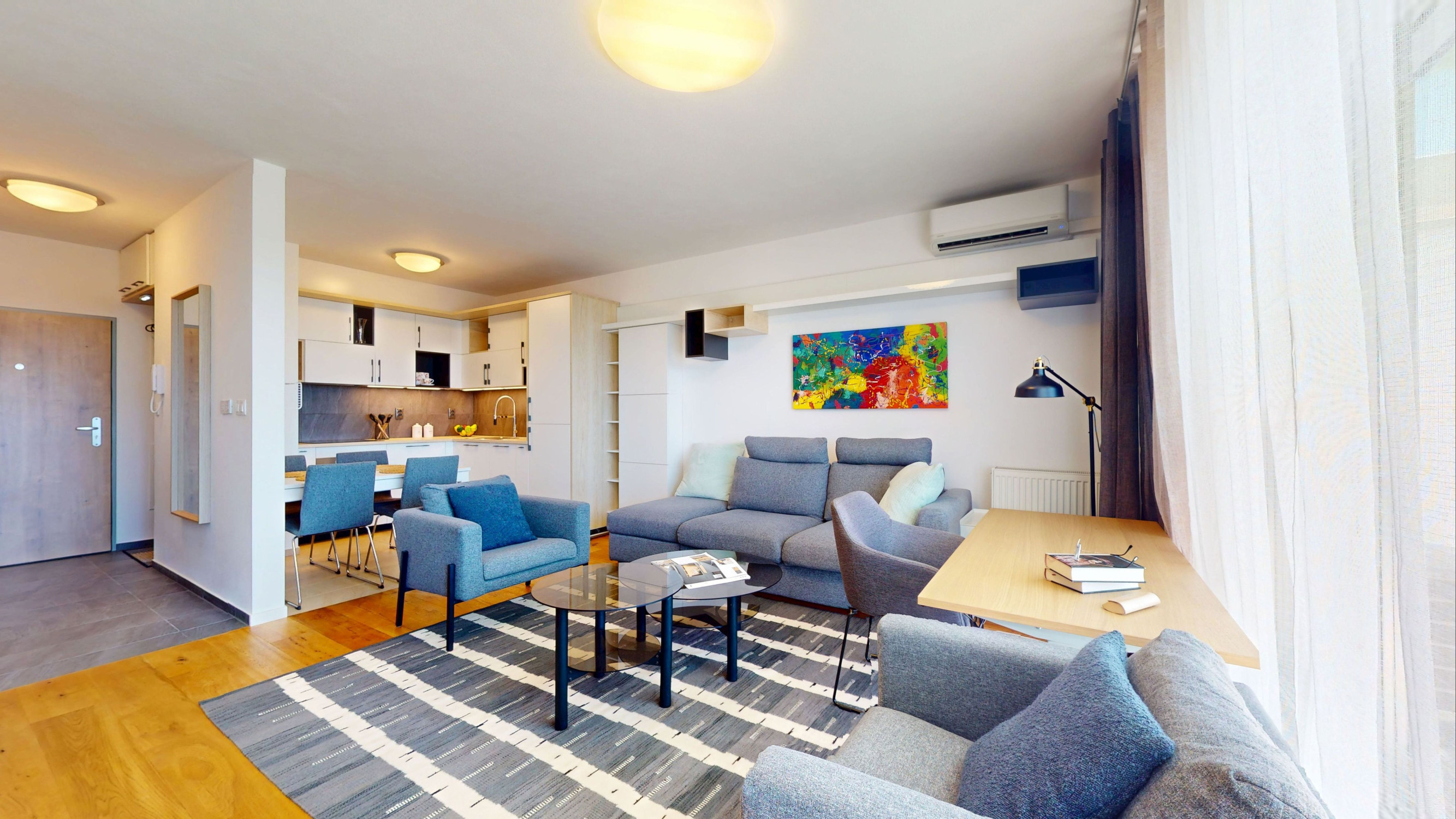 Klimatizovaný 2i byt s veľkou terasou (16 m²) a parkovaním pri lese – Nové Mesto