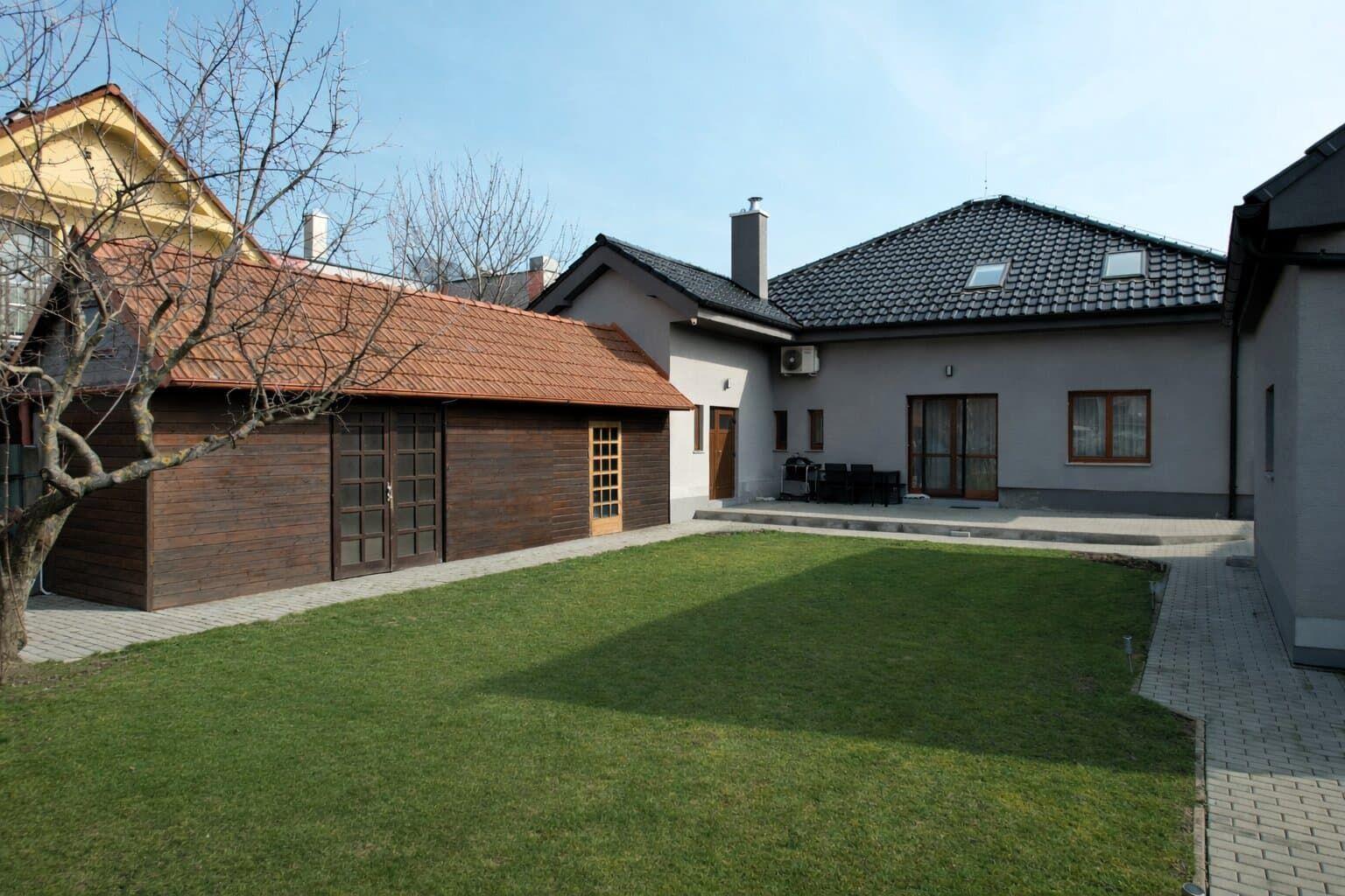 SAMOSTATNÝ RODINNÝ DOM S 8-ÁROVÝM POZEMKOM, JAROVCE